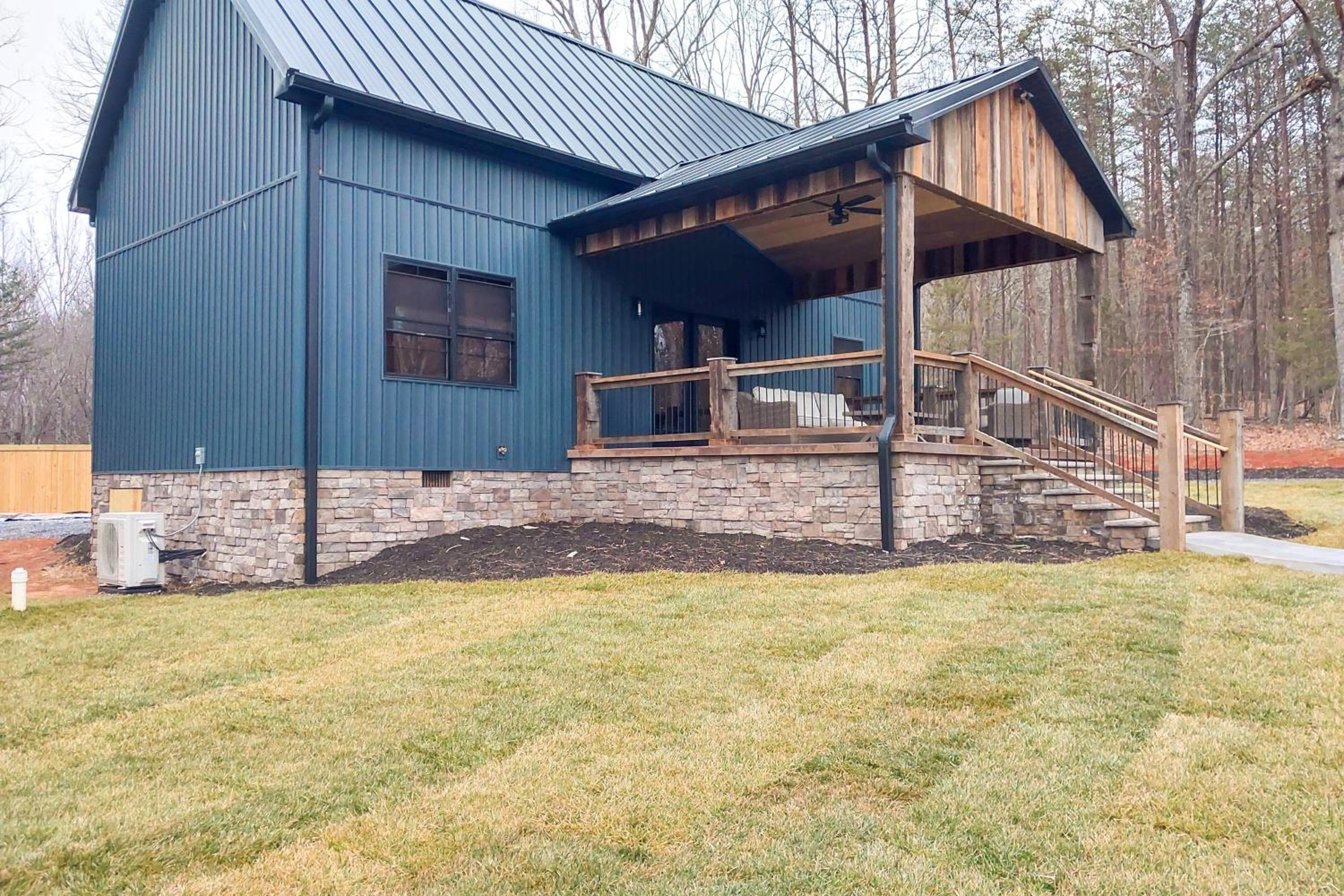 Serene Couples Getaway with Mtn Views in Bedford!