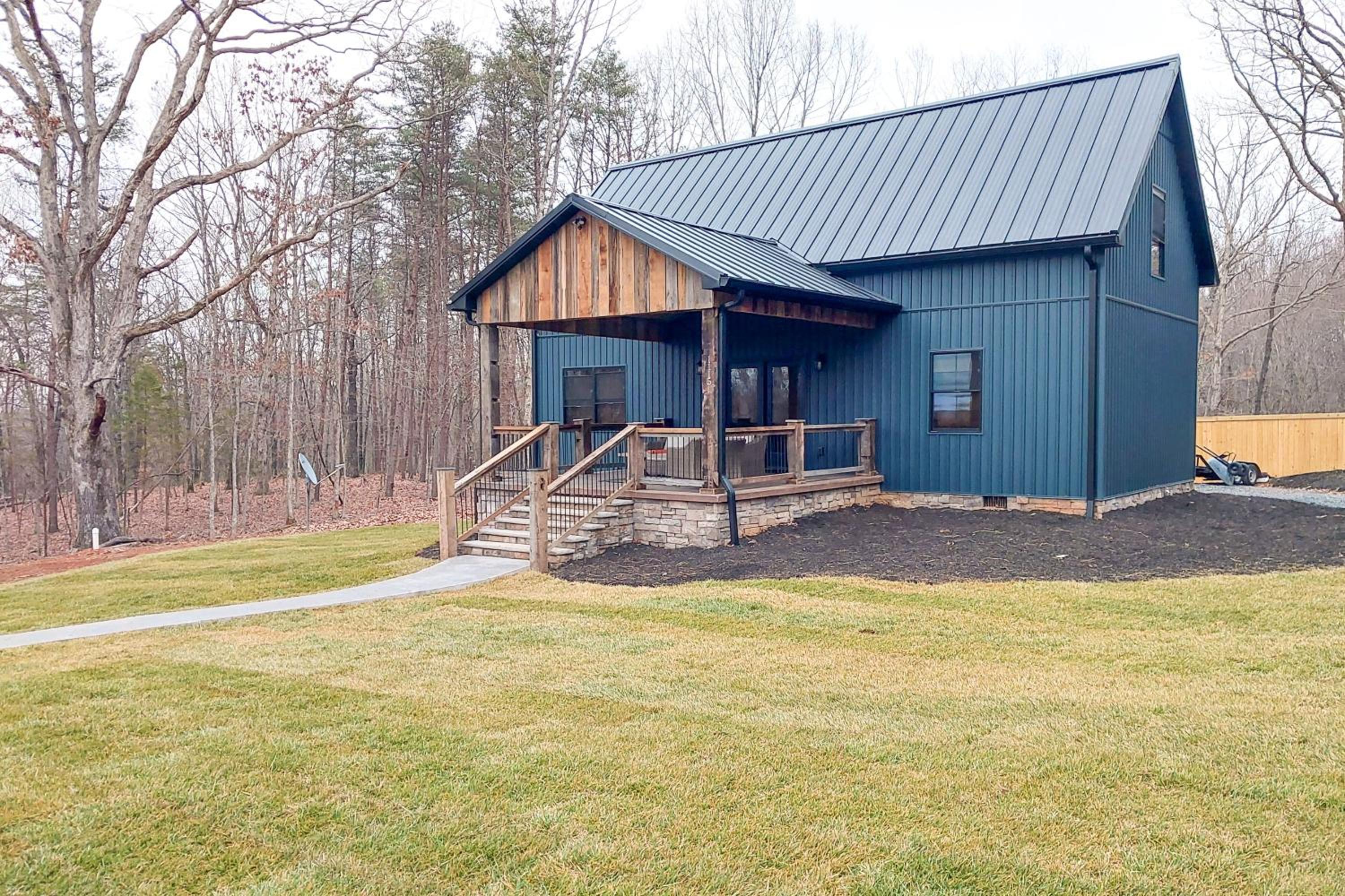 Serene Couples Getaway with Mtn Views in Bedford!