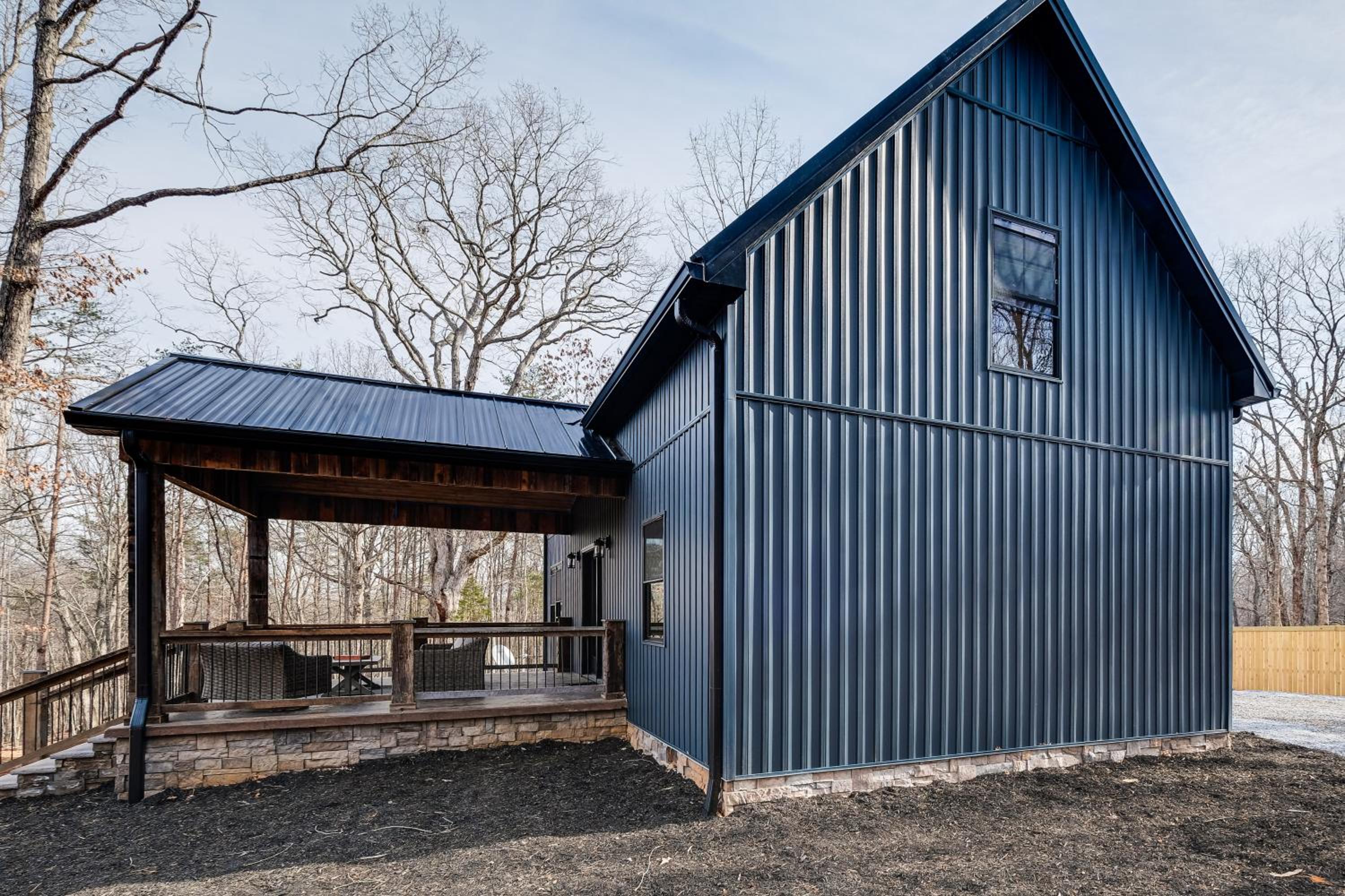 Serene Couples Getaway with Mtn Views in Bedford!