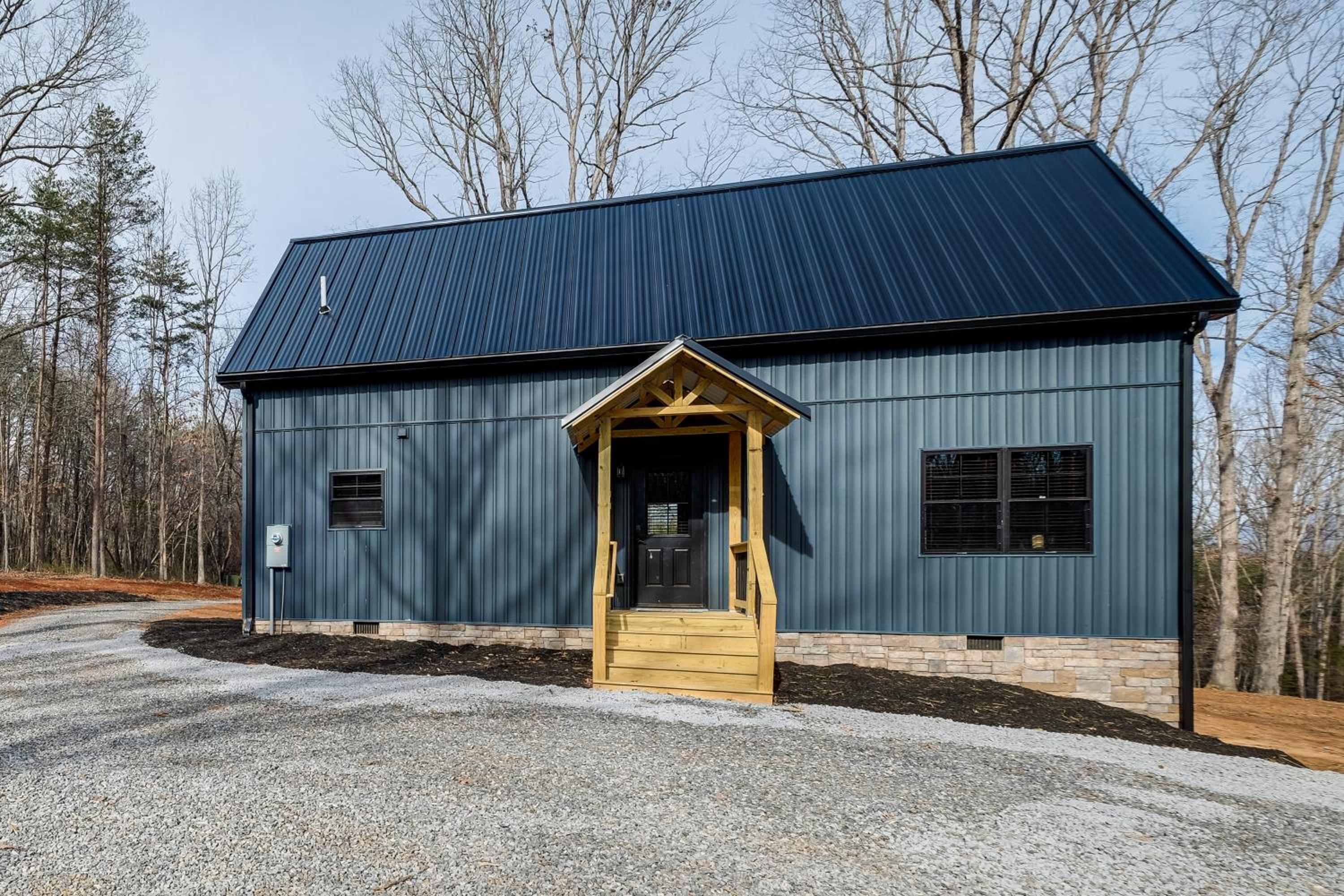 Serene Couples Getaway with Mtn Views in Bedford!