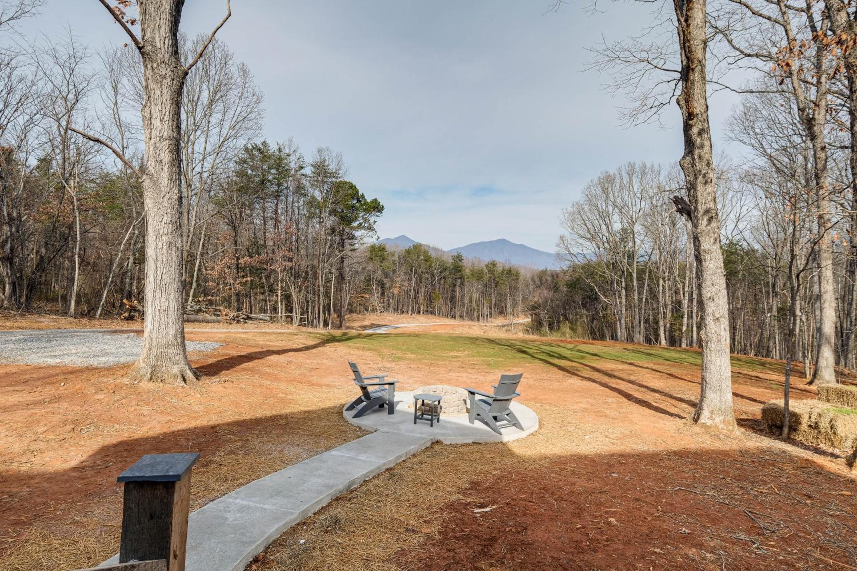 Serene Couples Getaway with Mtn Views in Bedford!