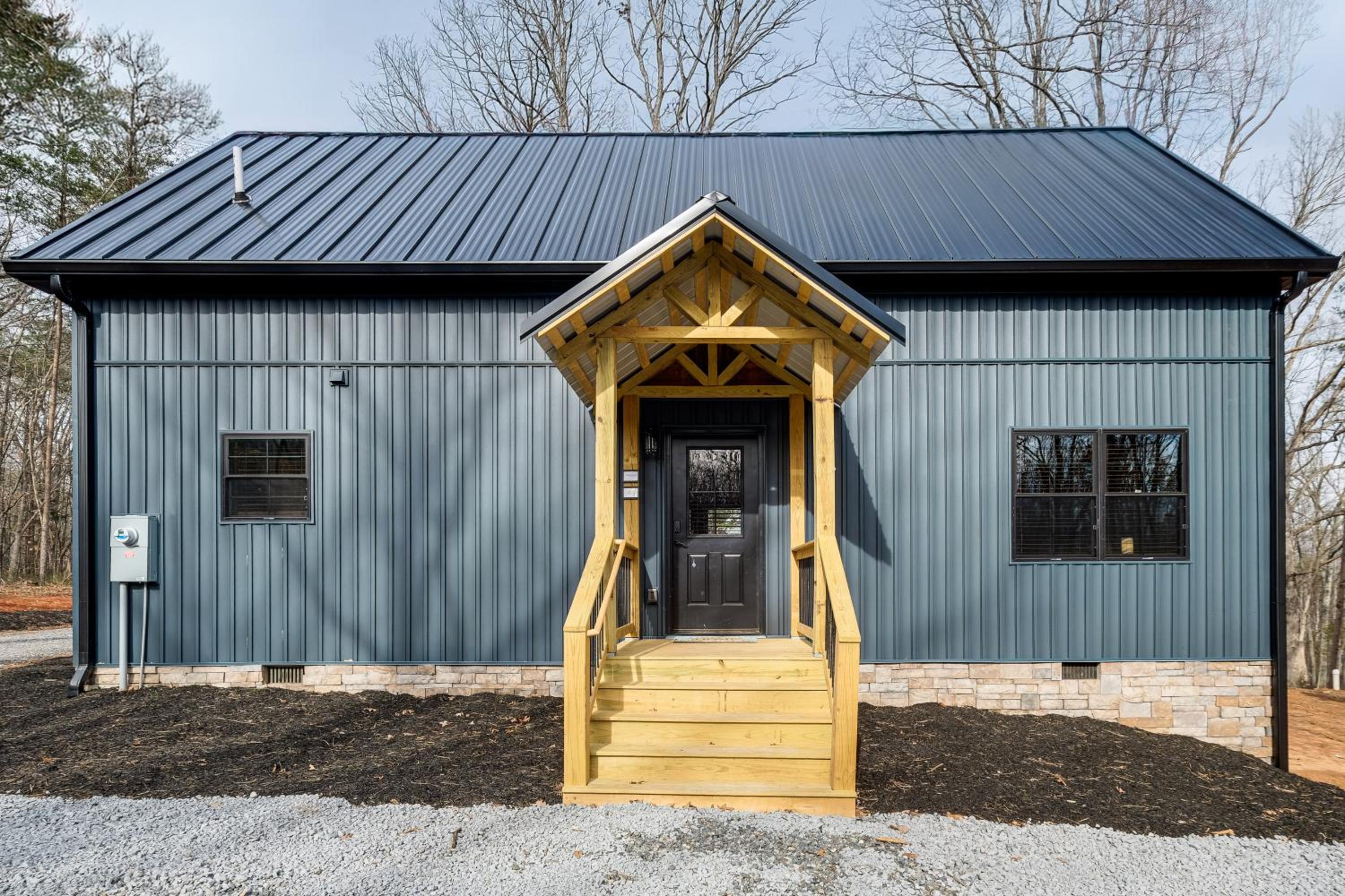 Serene Couples Getaway with Mtn Views in Bedford!
