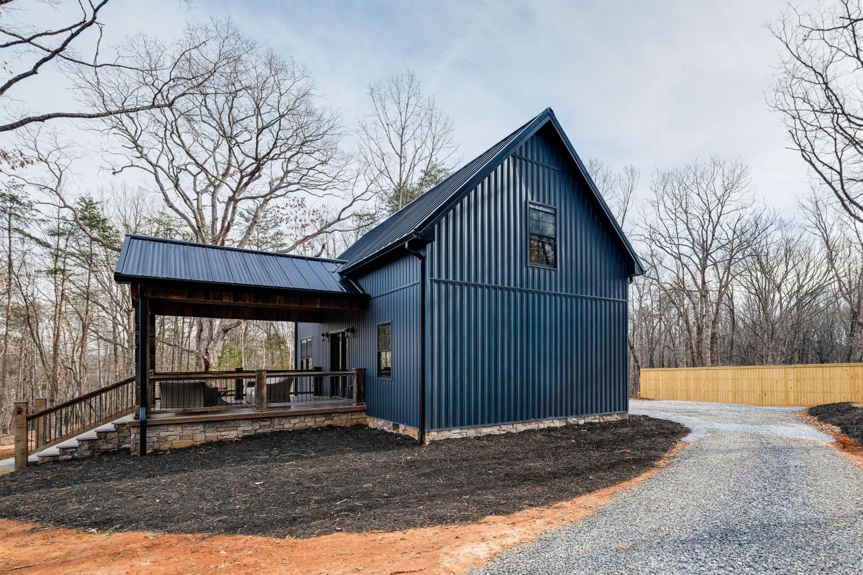 Serene Couples Getaway with Mtn Views in Bedford!