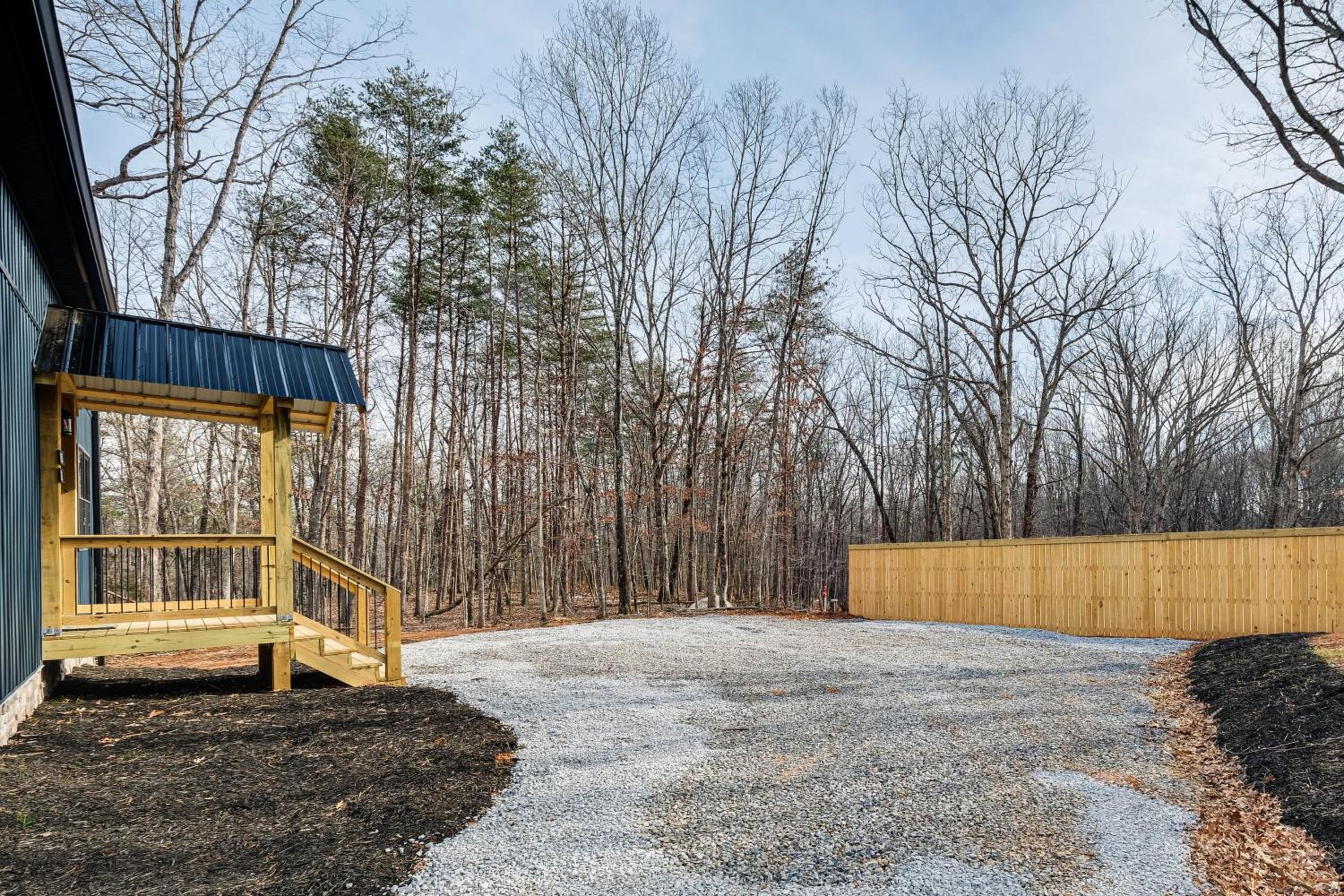 Serene Couples Getaway with Mtn Views in Bedford!
