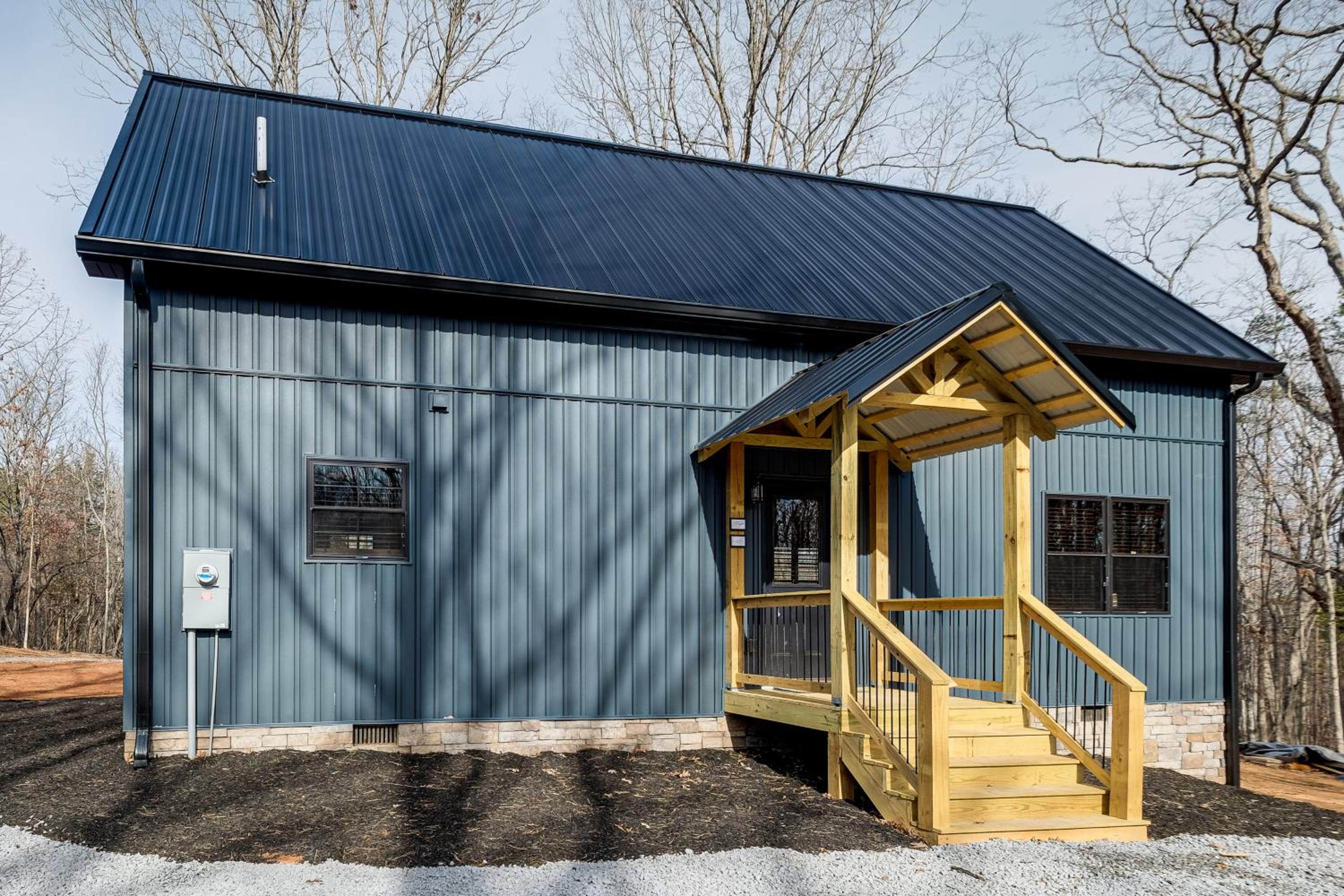 Serene Couples Getaway with Mtn Views in Bedford!