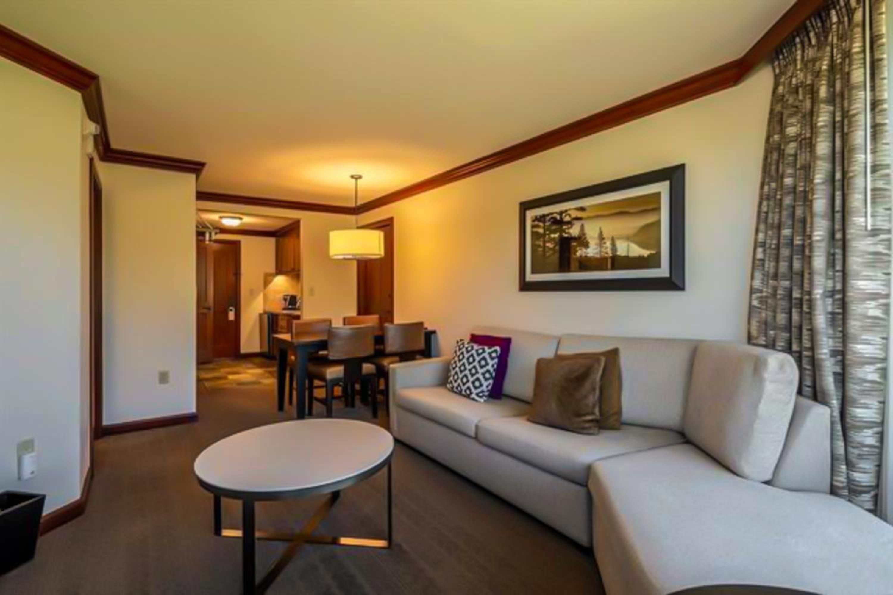 7th-Floor Everline Suite with Summer Resort Perks!