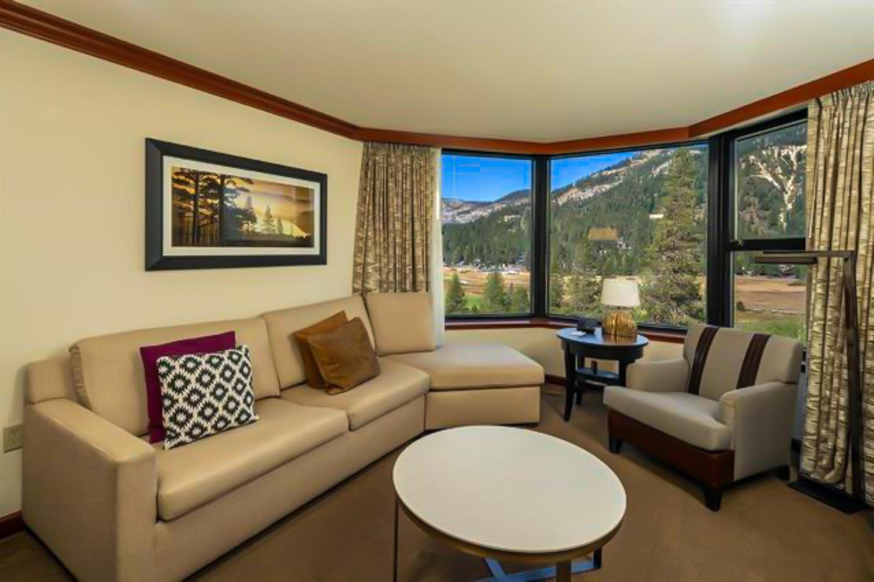 7th-Floor Everline Suite with Summer Resort Perks!