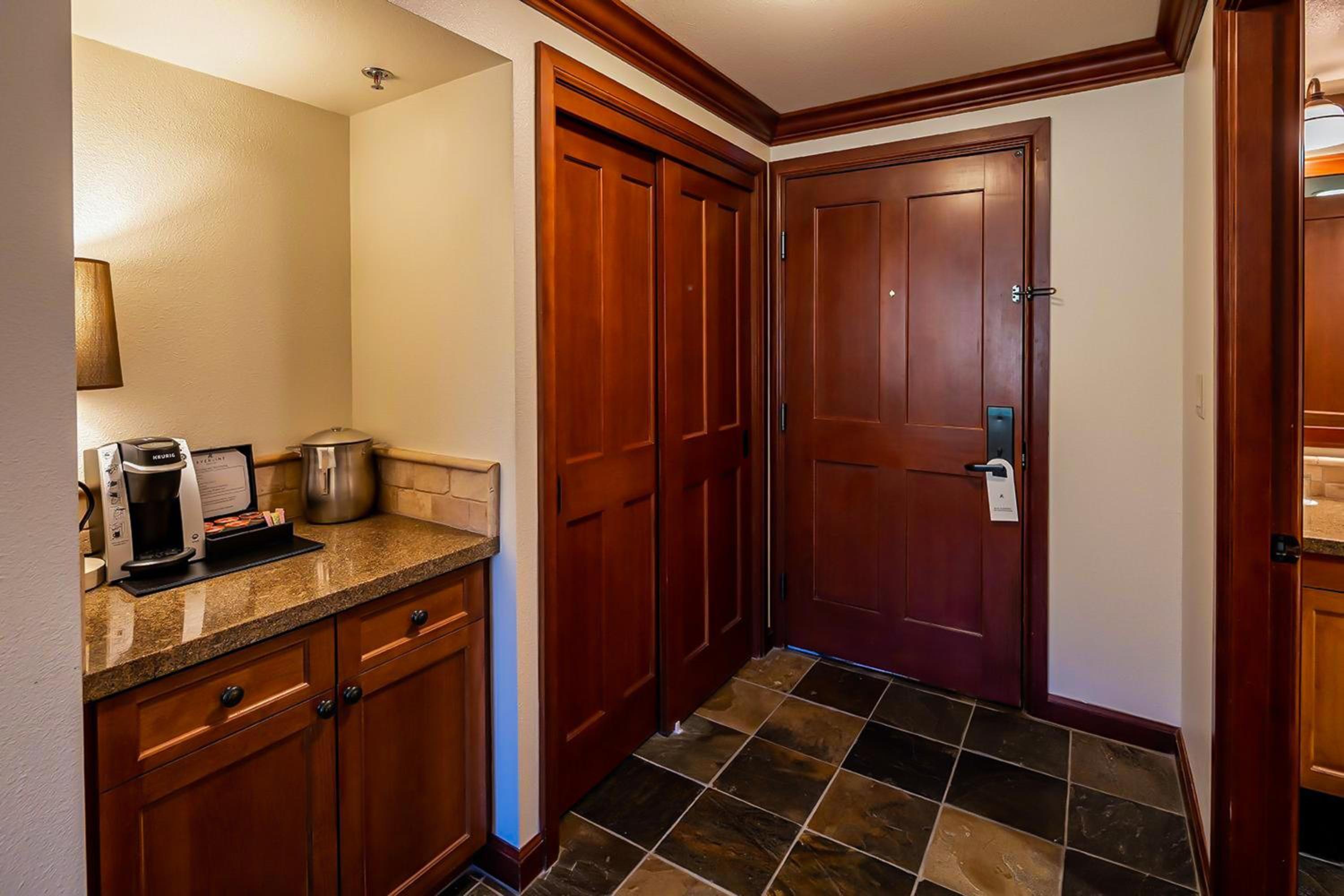 7th-Floor Everline Suite with Summer Resort Perks!