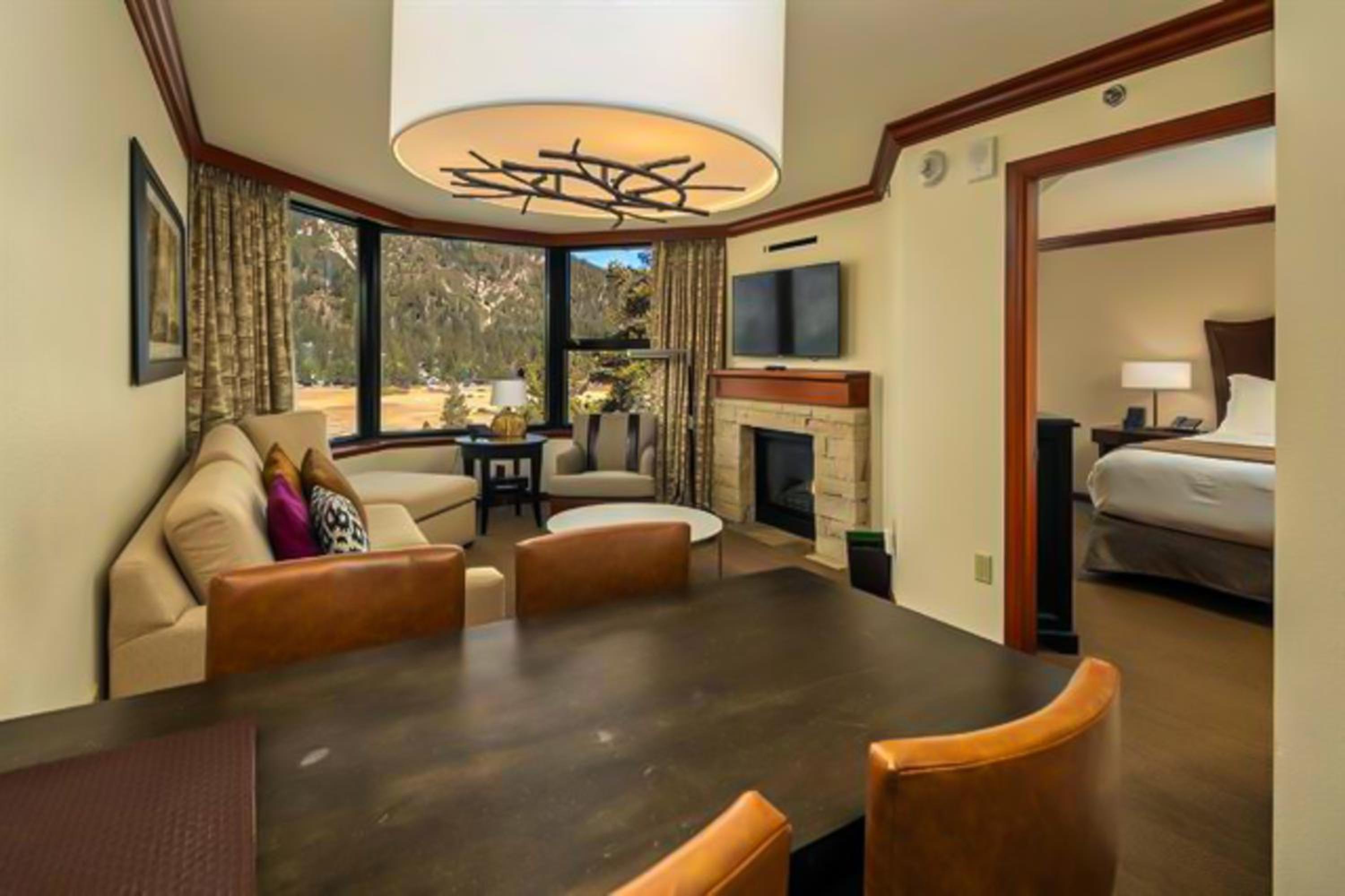7th-Floor Everline Suite with Summer Resort Perks!
