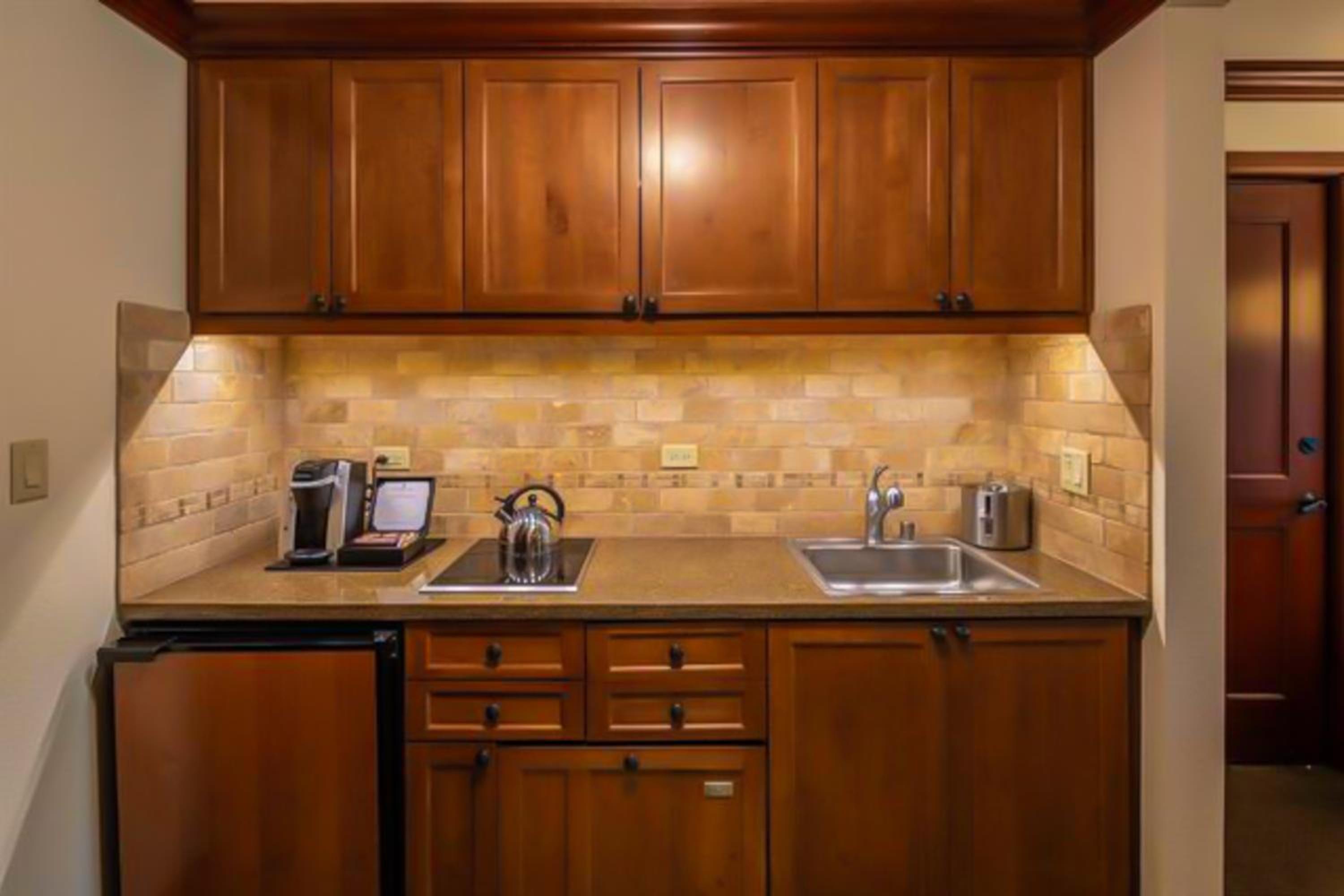 7th-Floor Everline Suite with Summer Resort Perks!