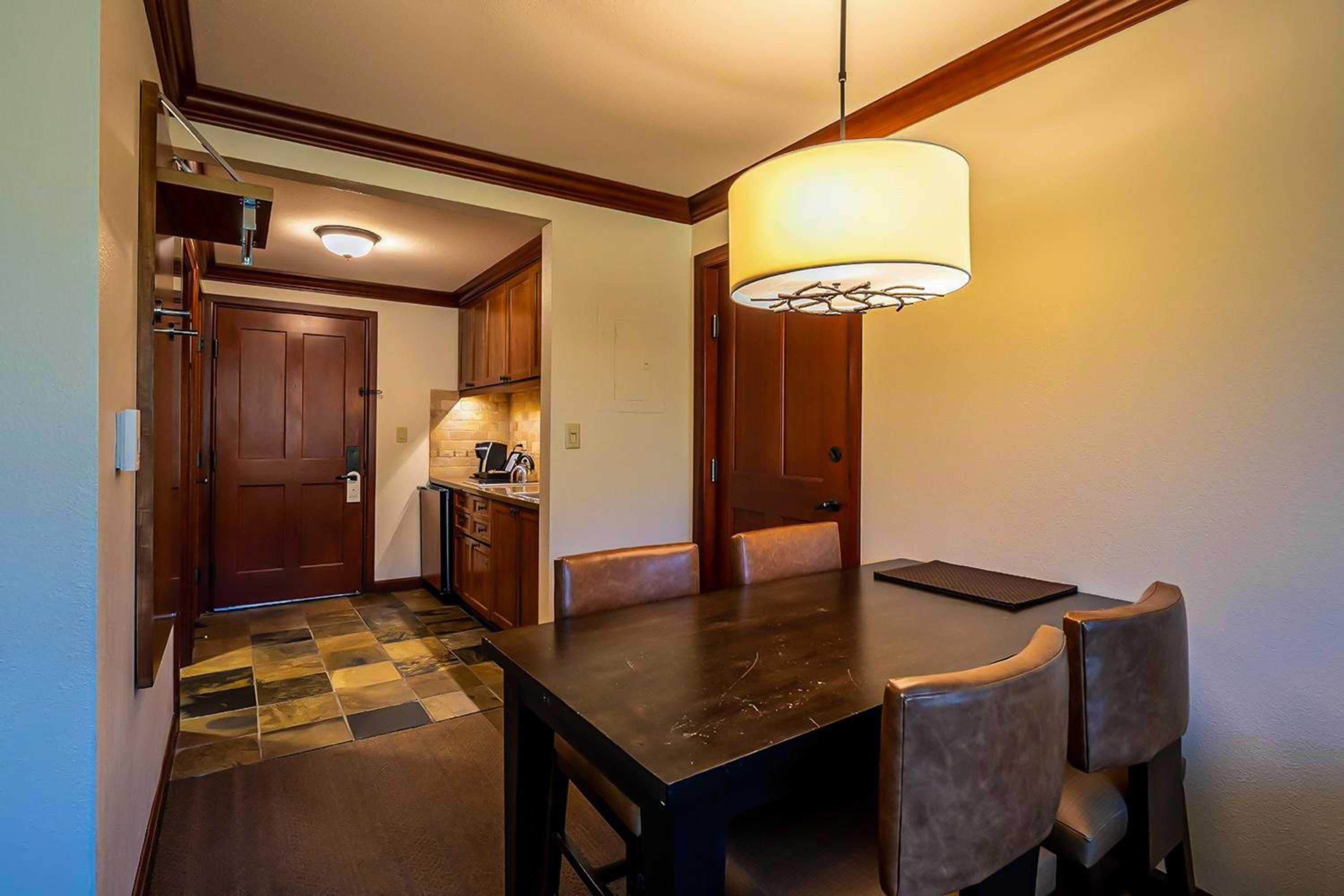 7th-Floor Everline Suite with Summer Resort Perks!