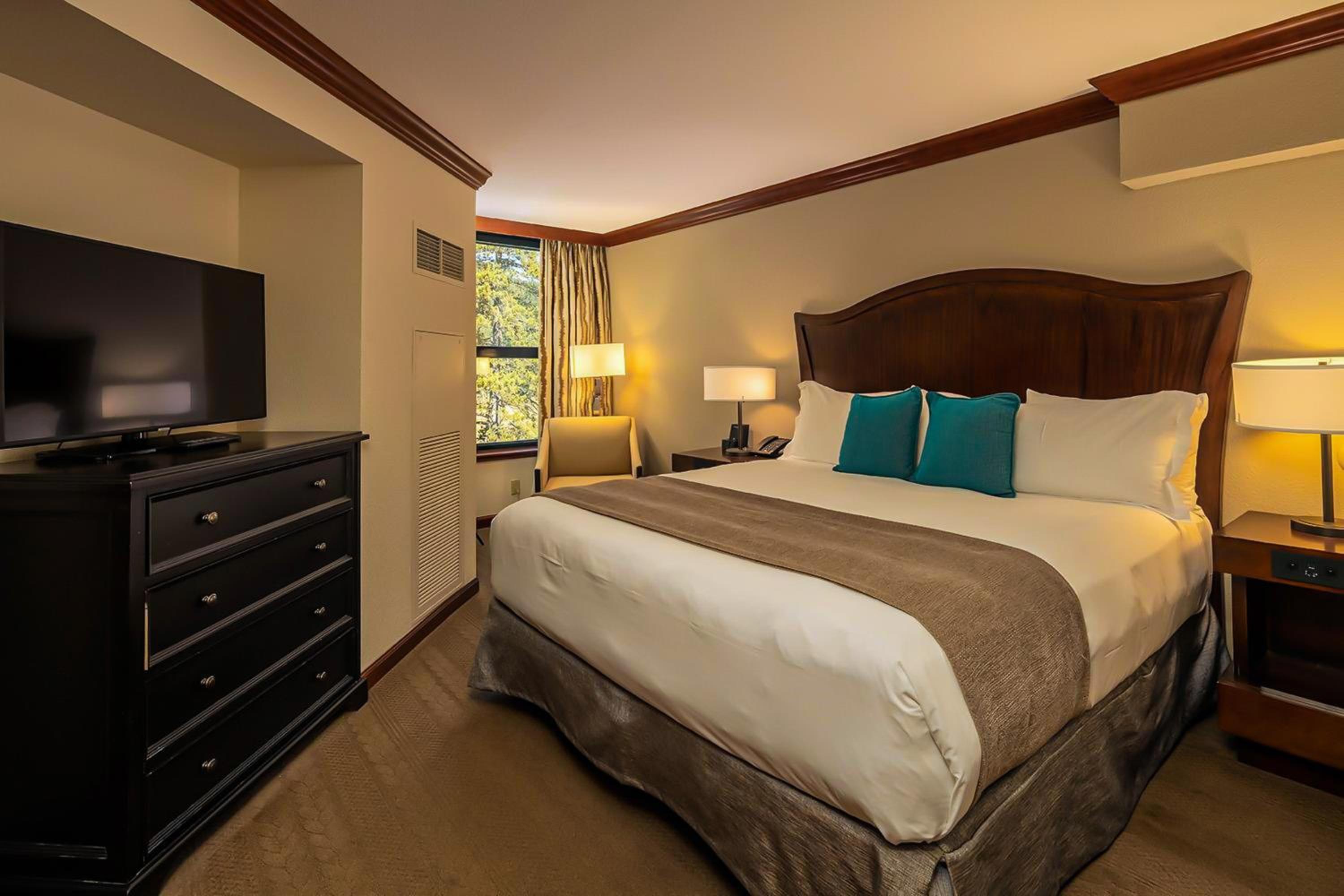 7th-Floor Everline Suite with Summer Resort Perks!