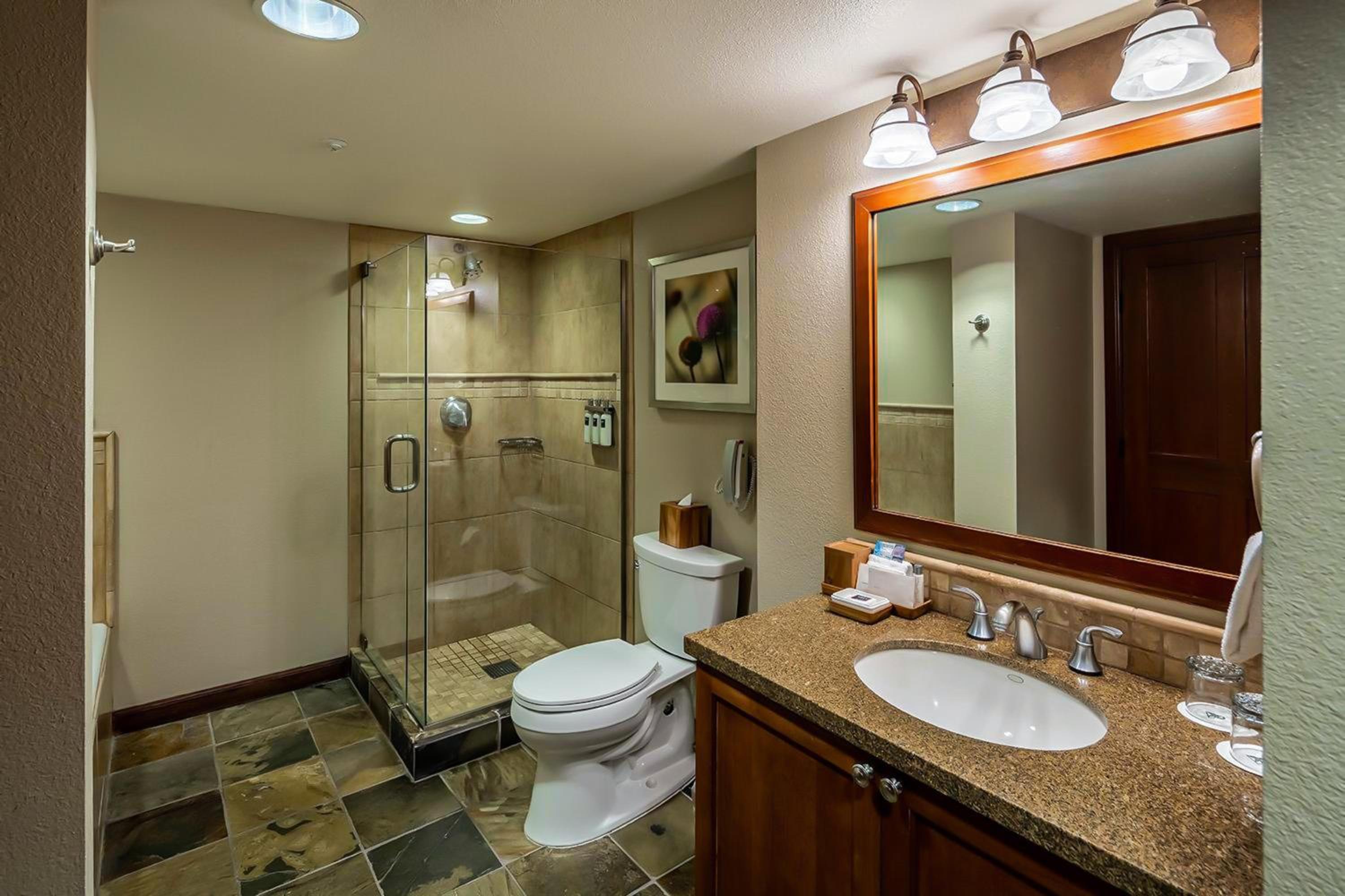 7th-Floor Everline Suite with Summer Resort Perks!