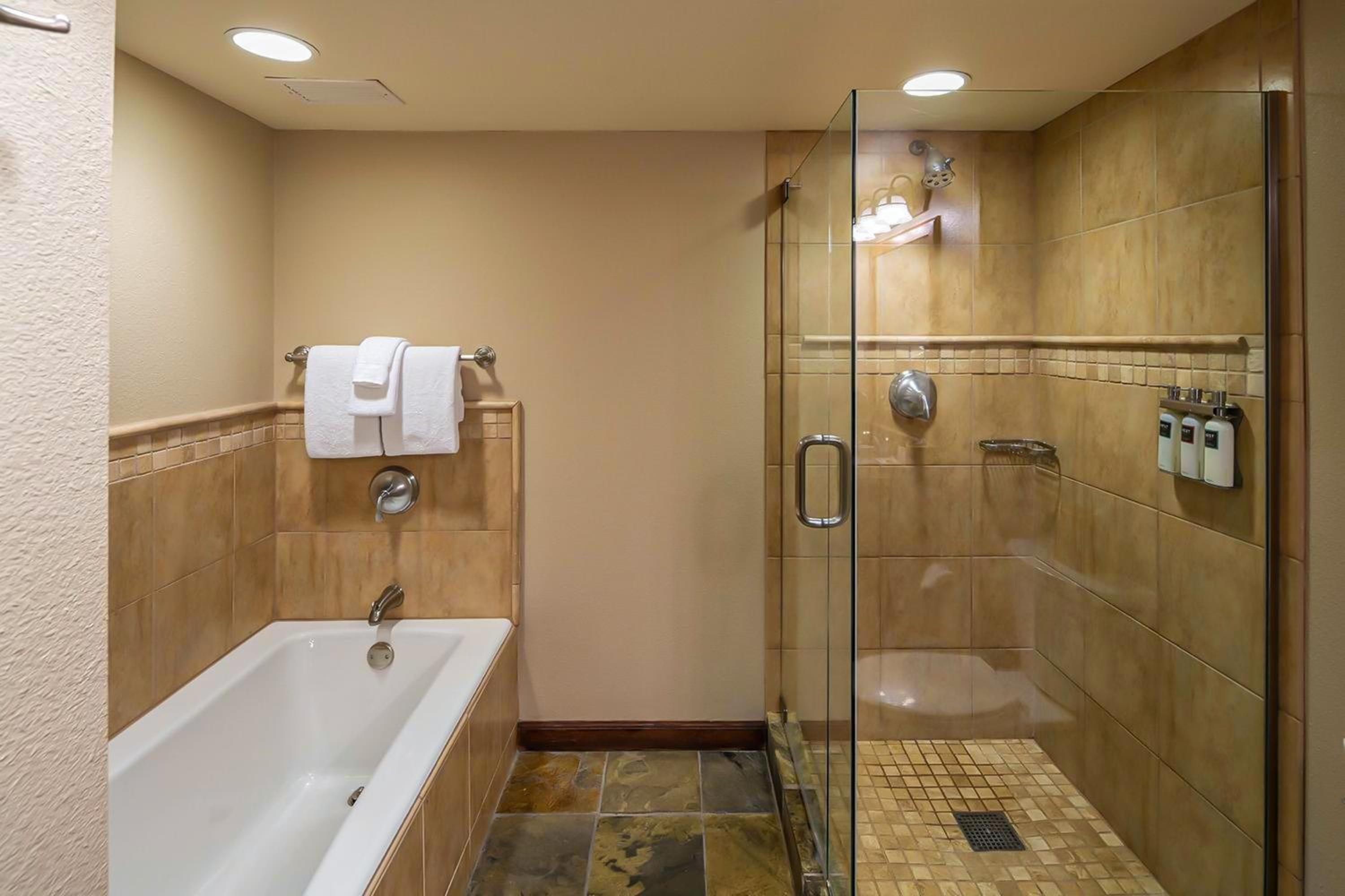 7th-Floor Everline Suite with Summer Resort Perks!