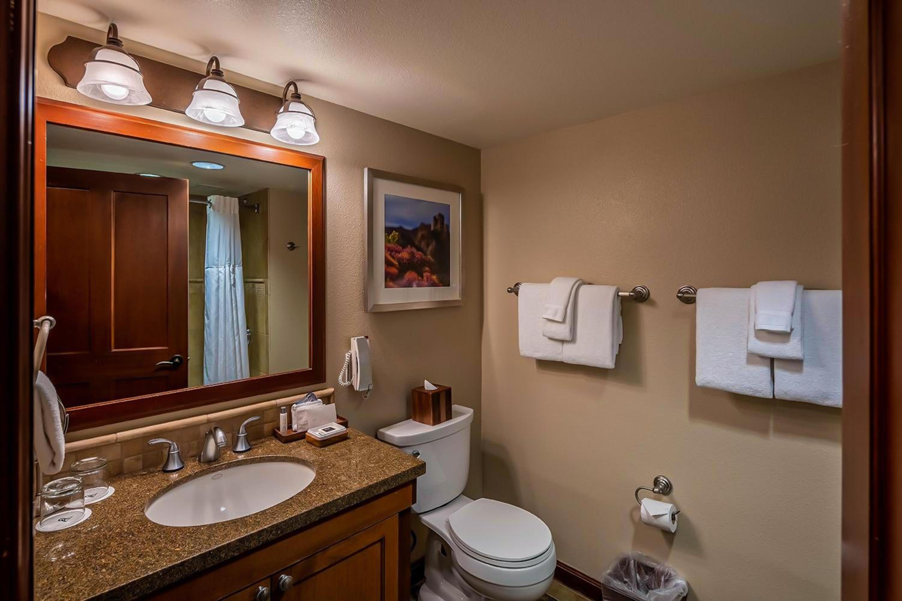 7th-Floor Everline Suite with Summer Resort Perks!