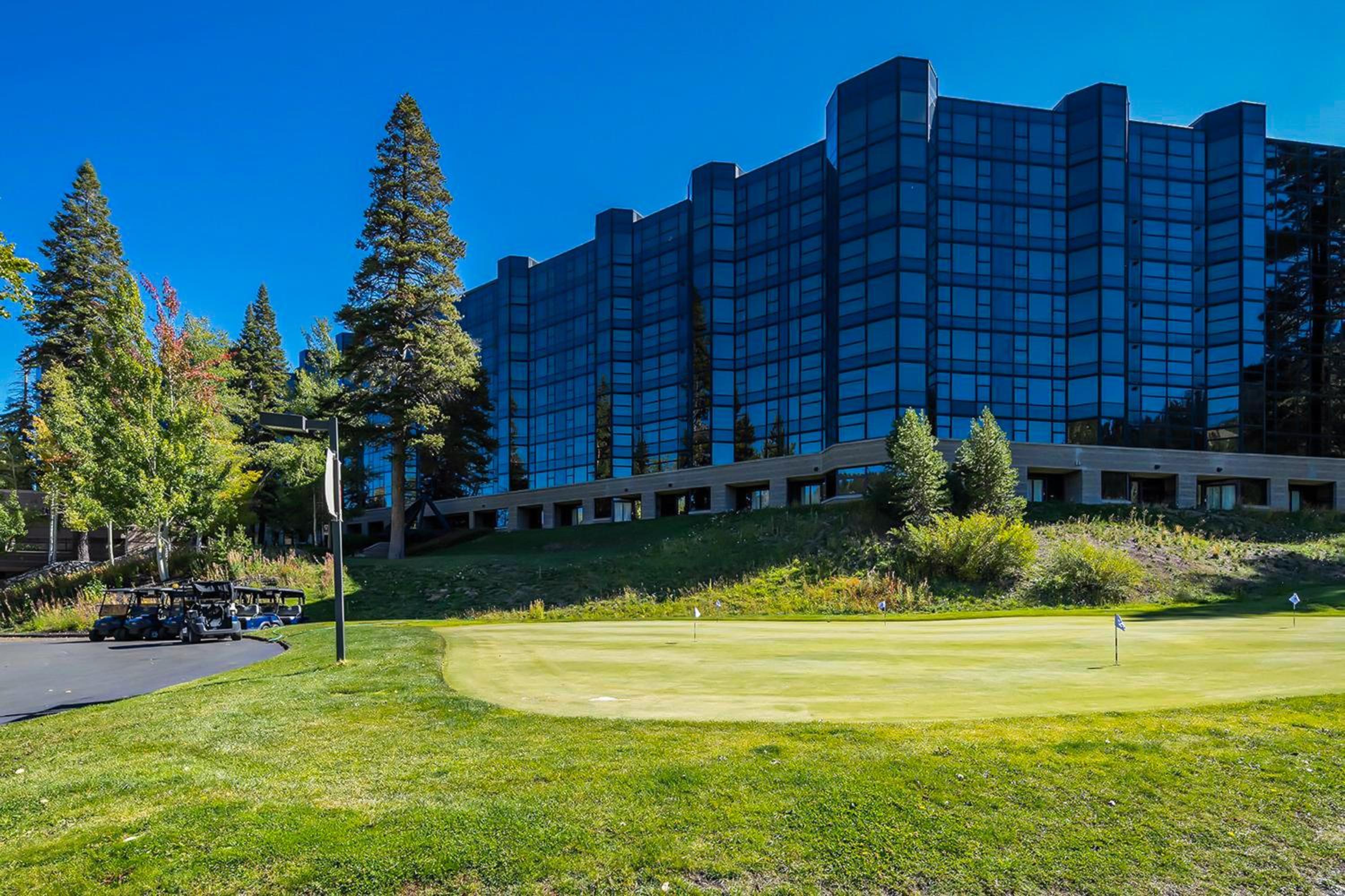 7th-Floor Everline Suite with Summer Resort Perks!