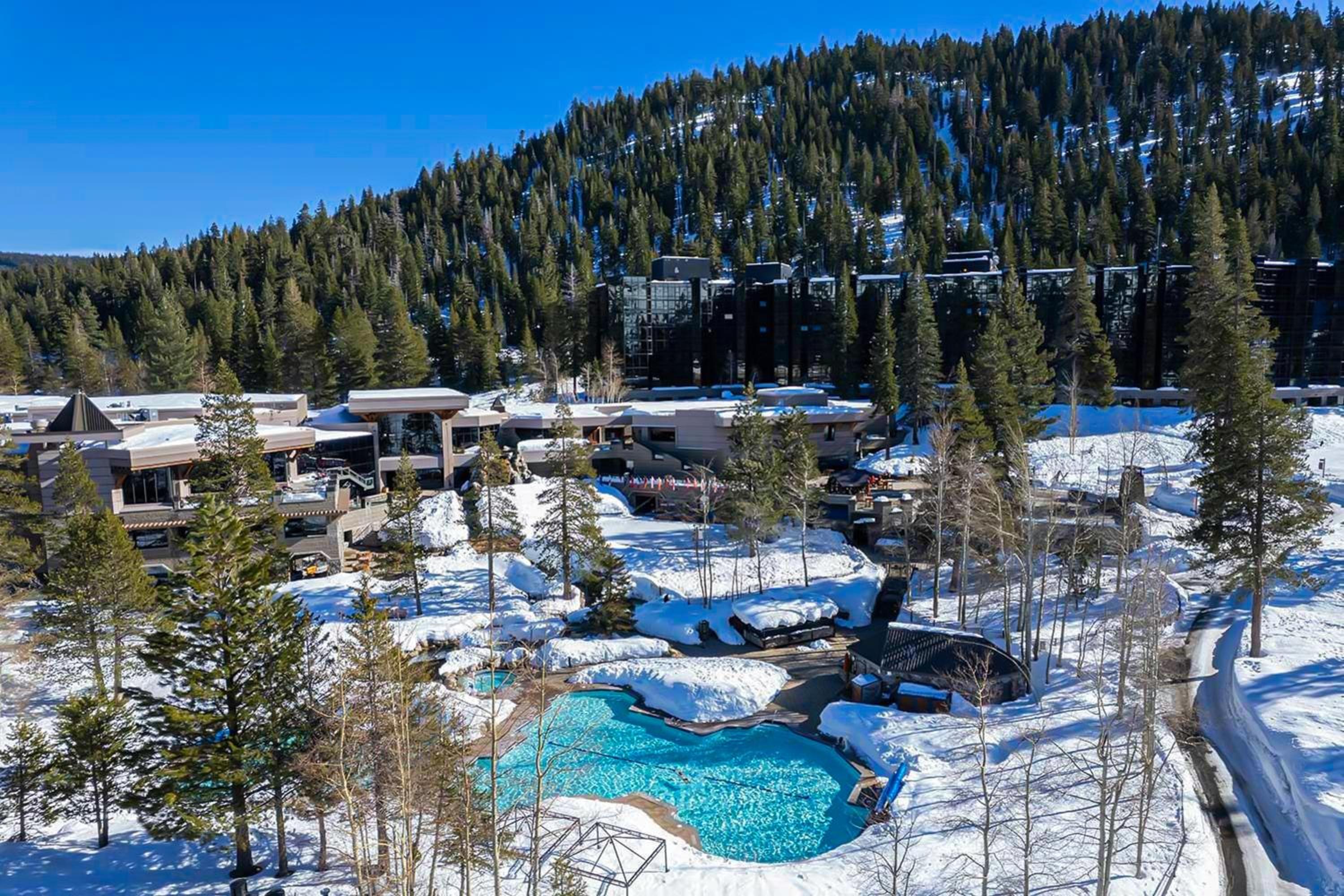 7th-Floor Everline Suite with Summer Resort Perks!