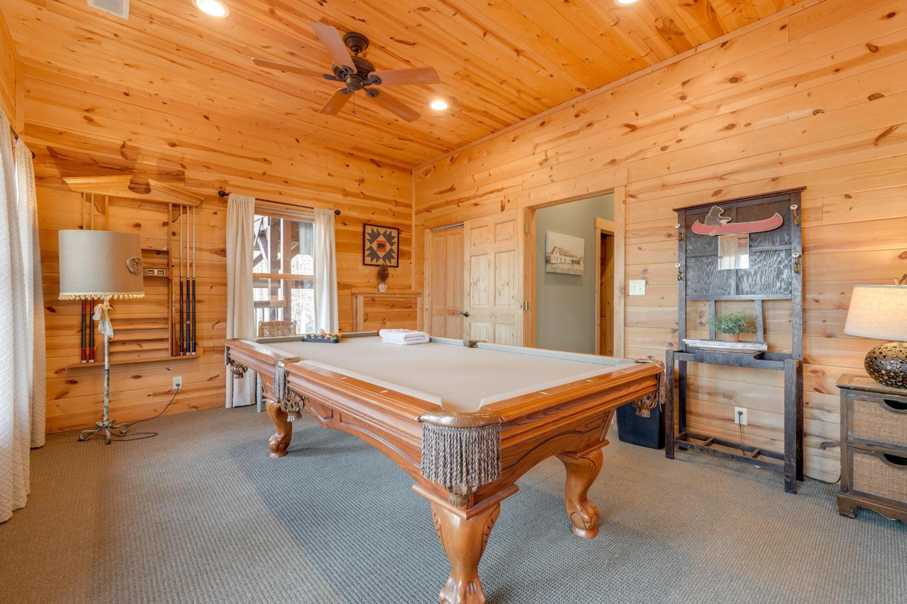 Luxe Mtn-View Cabin with Resort Perks in Jasper!