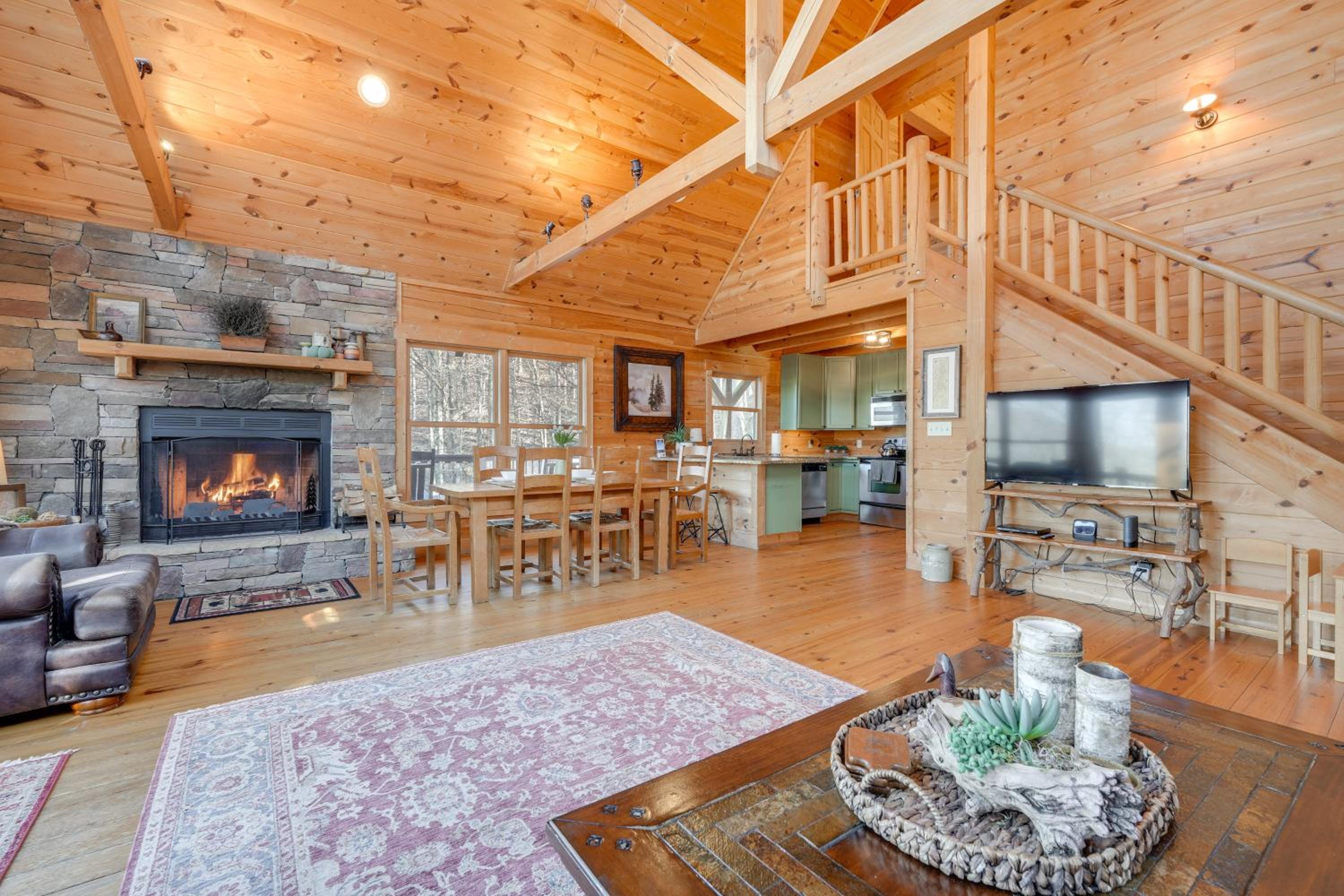 Luxe Mtn-View Cabin with Resort Perks in Jasper!