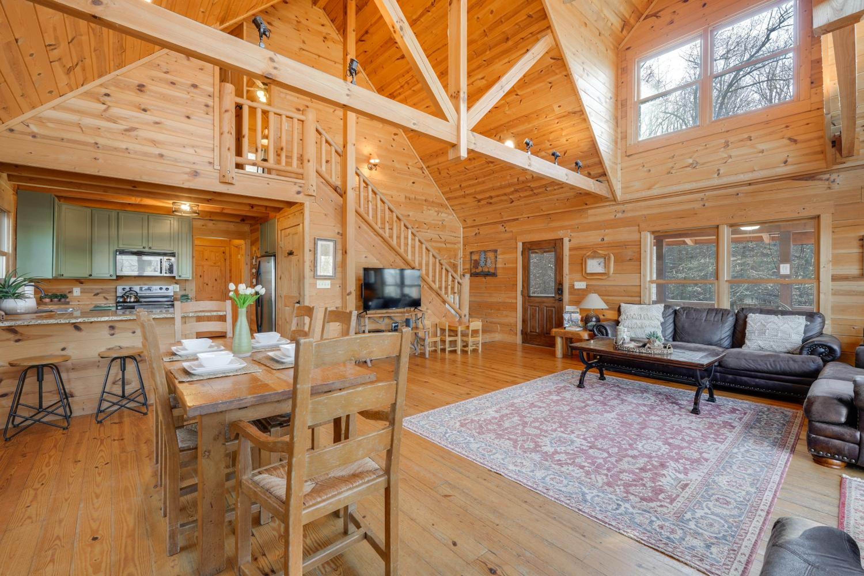 Luxe Mtn-View Cabin with Resort Perks in Jasper!