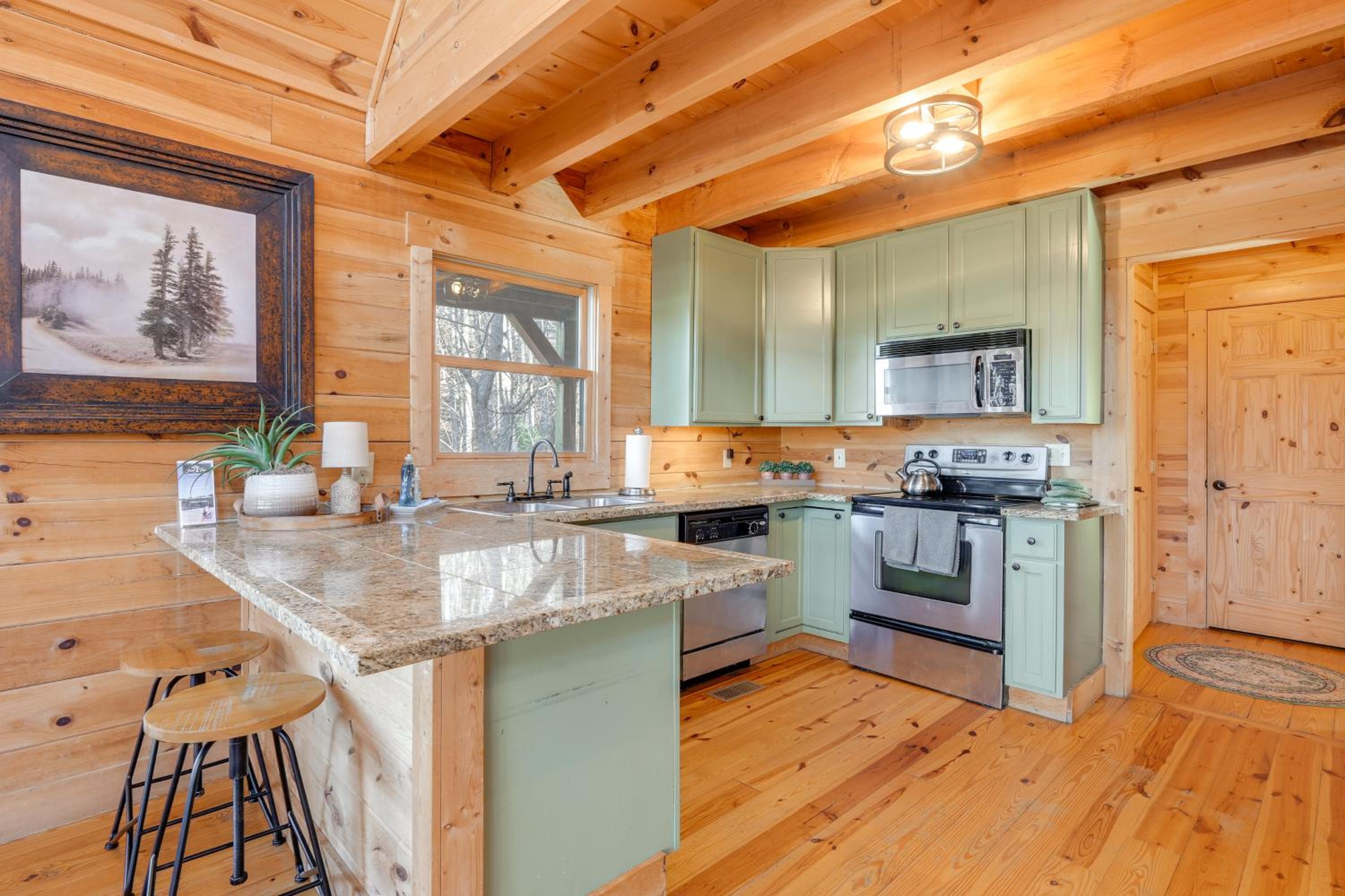 Luxe Mtn-View Cabin with Resort Perks in Jasper!