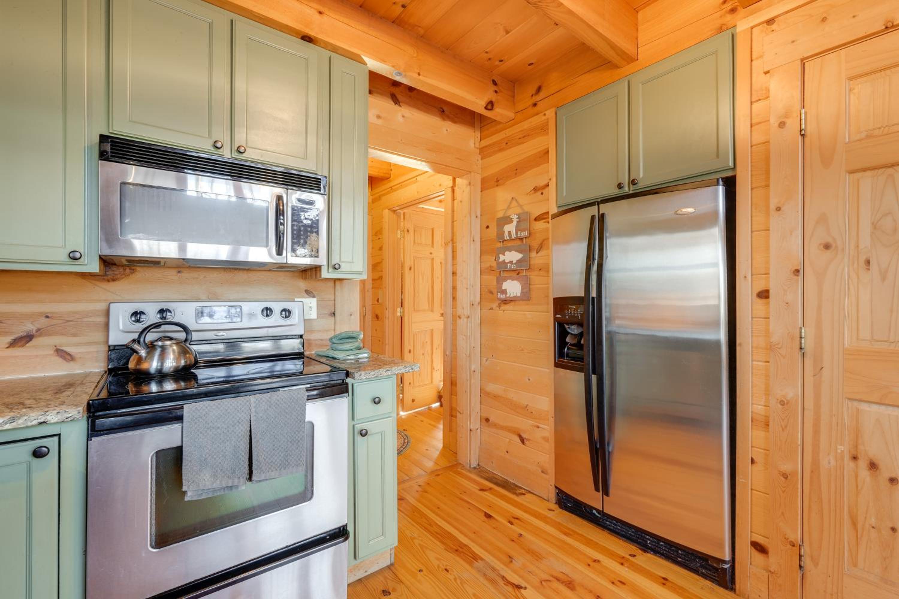 Luxe Mtn-View Cabin with Resort Perks in Jasper!
