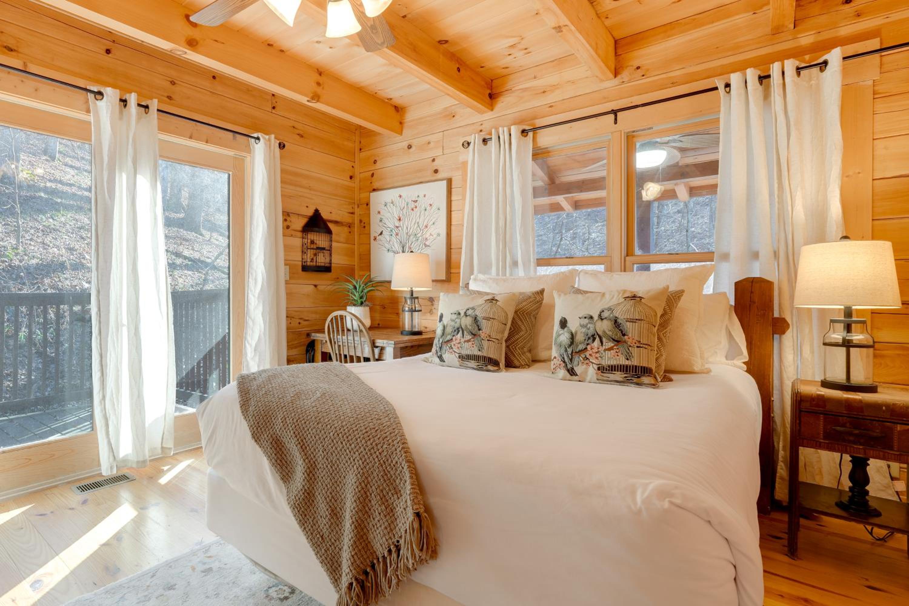 Luxe Mtn-View Cabin with Resort Perks in Jasper!