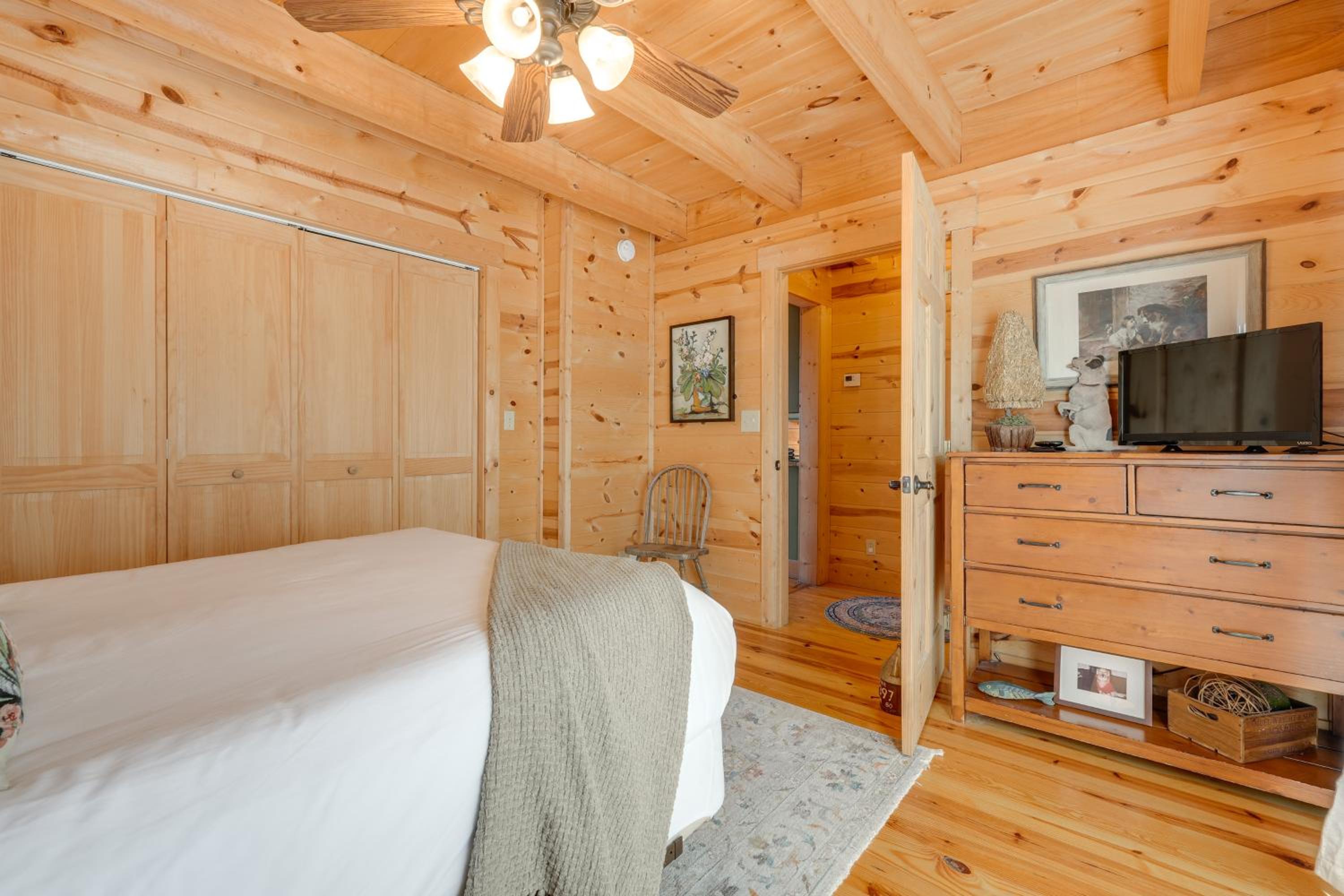 Luxe Mtn-View Cabin with Resort Perks in Jasper!