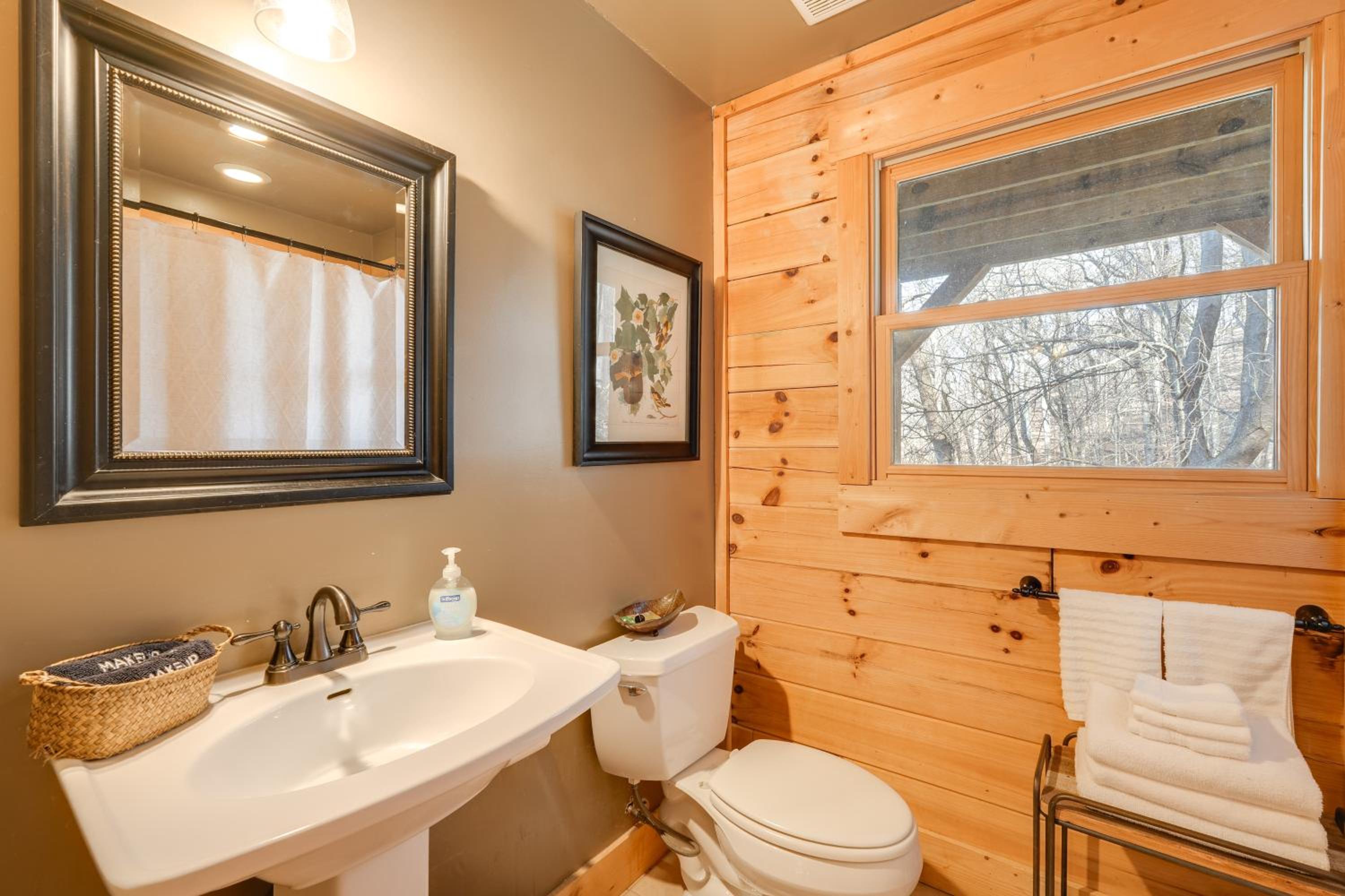 Luxe Mtn-View Cabin with Resort Perks in Jasper!
