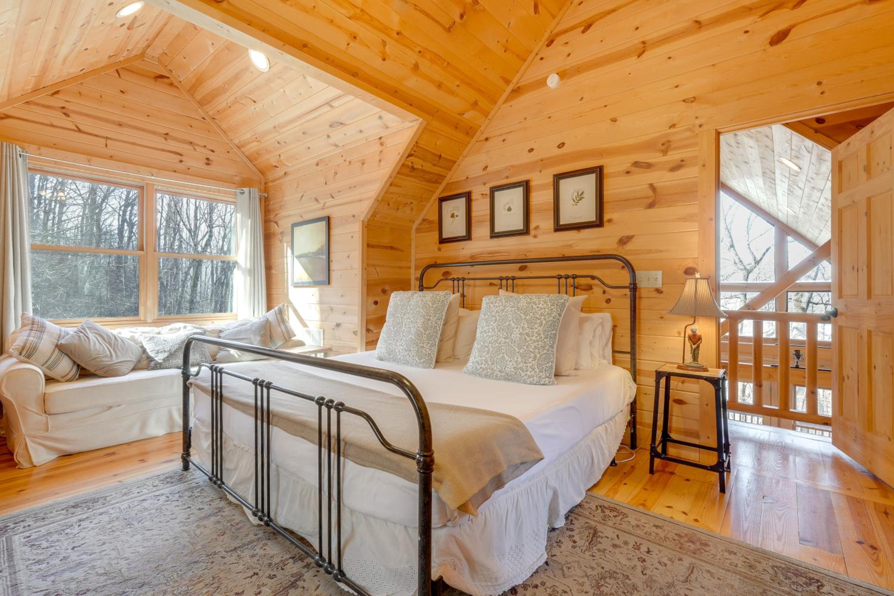 Luxe Mtn-View Cabin with Resort Perks in Jasper!