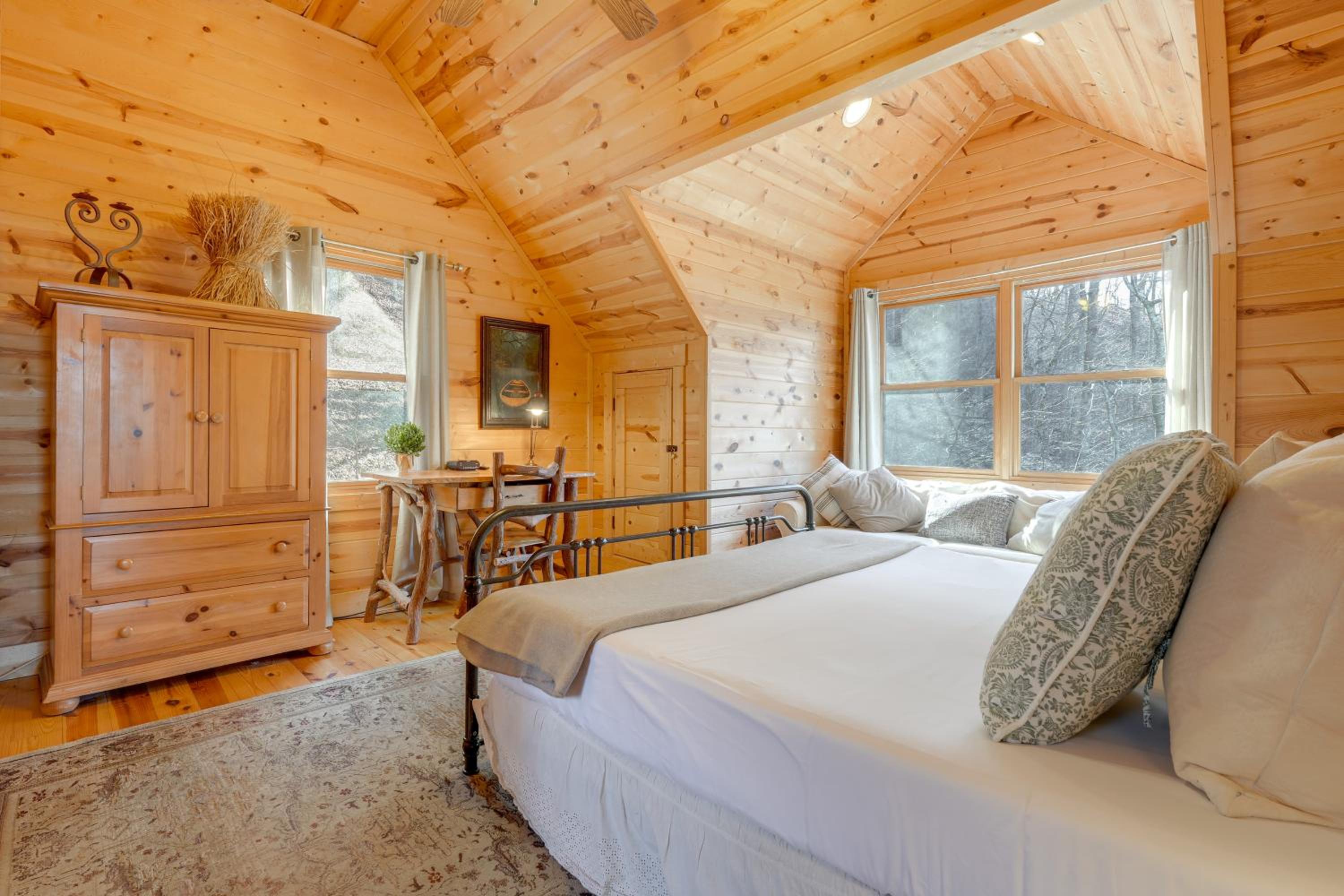 Luxe Mtn-View Cabin with Resort Perks in Jasper!