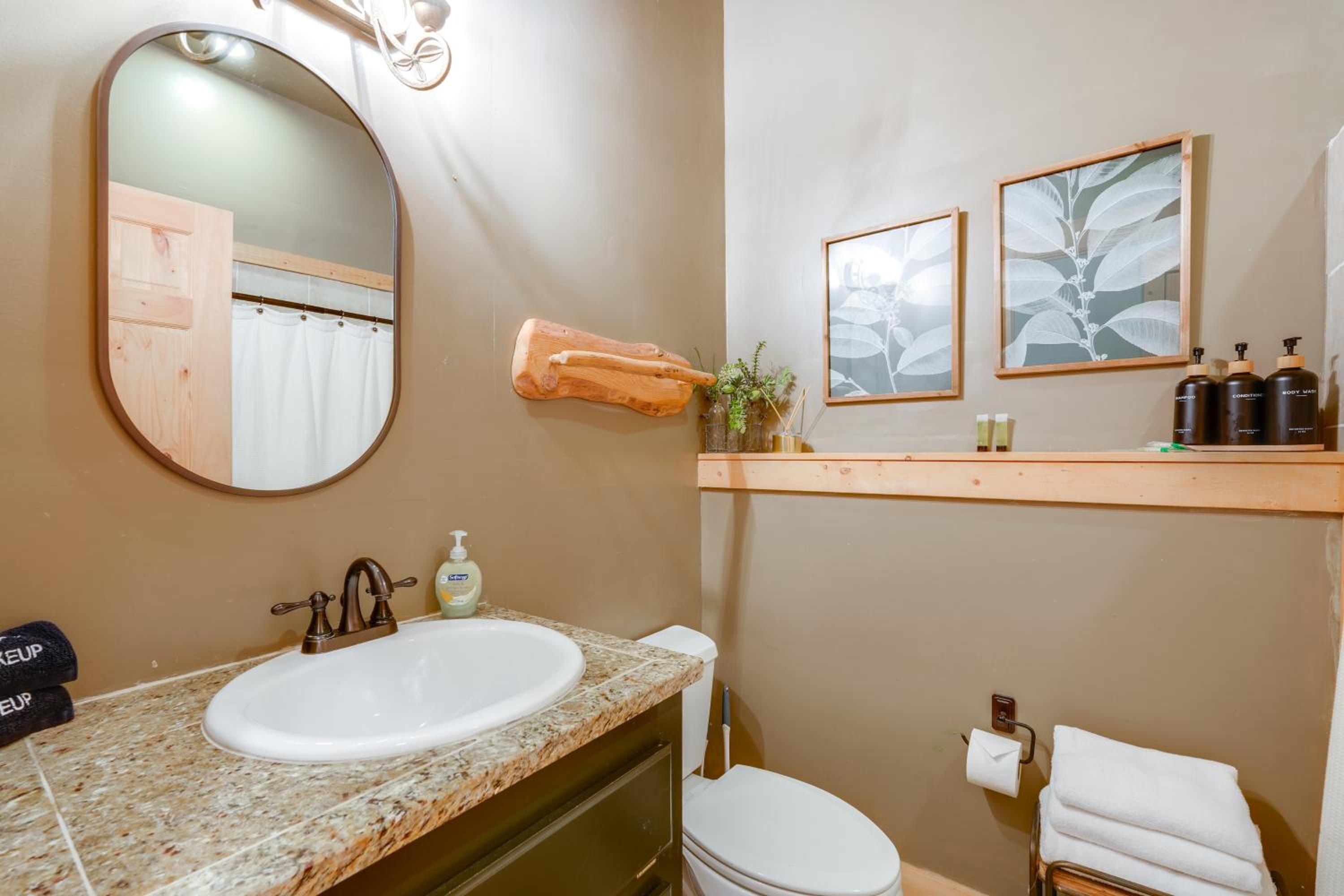 Luxe Mtn-View Cabin with Resort Perks in Jasper!