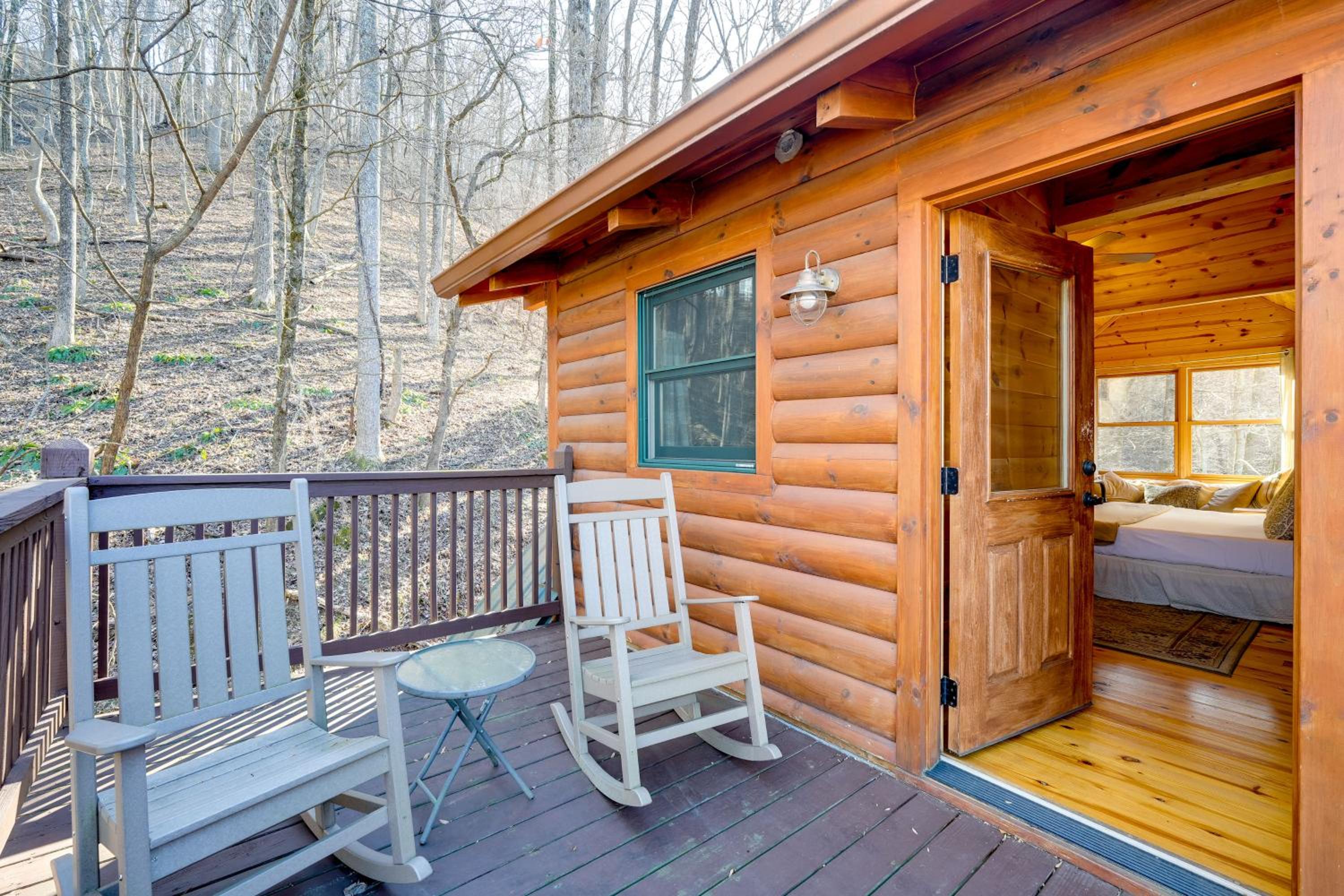 Luxe Mtn-View Cabin with Resort Perks in Jasper!