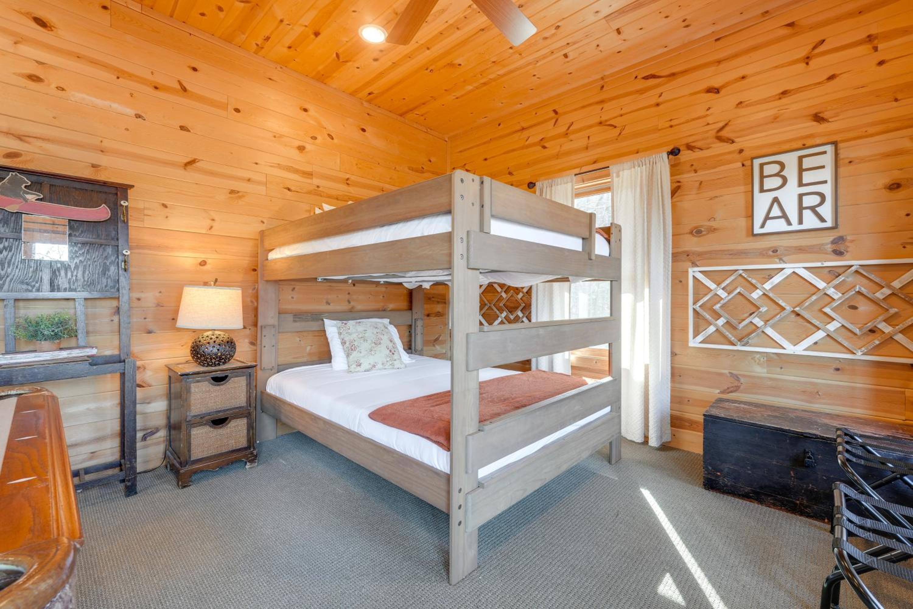 Luxe Mtn-View Cabin with Resort Perks in Jasper!
