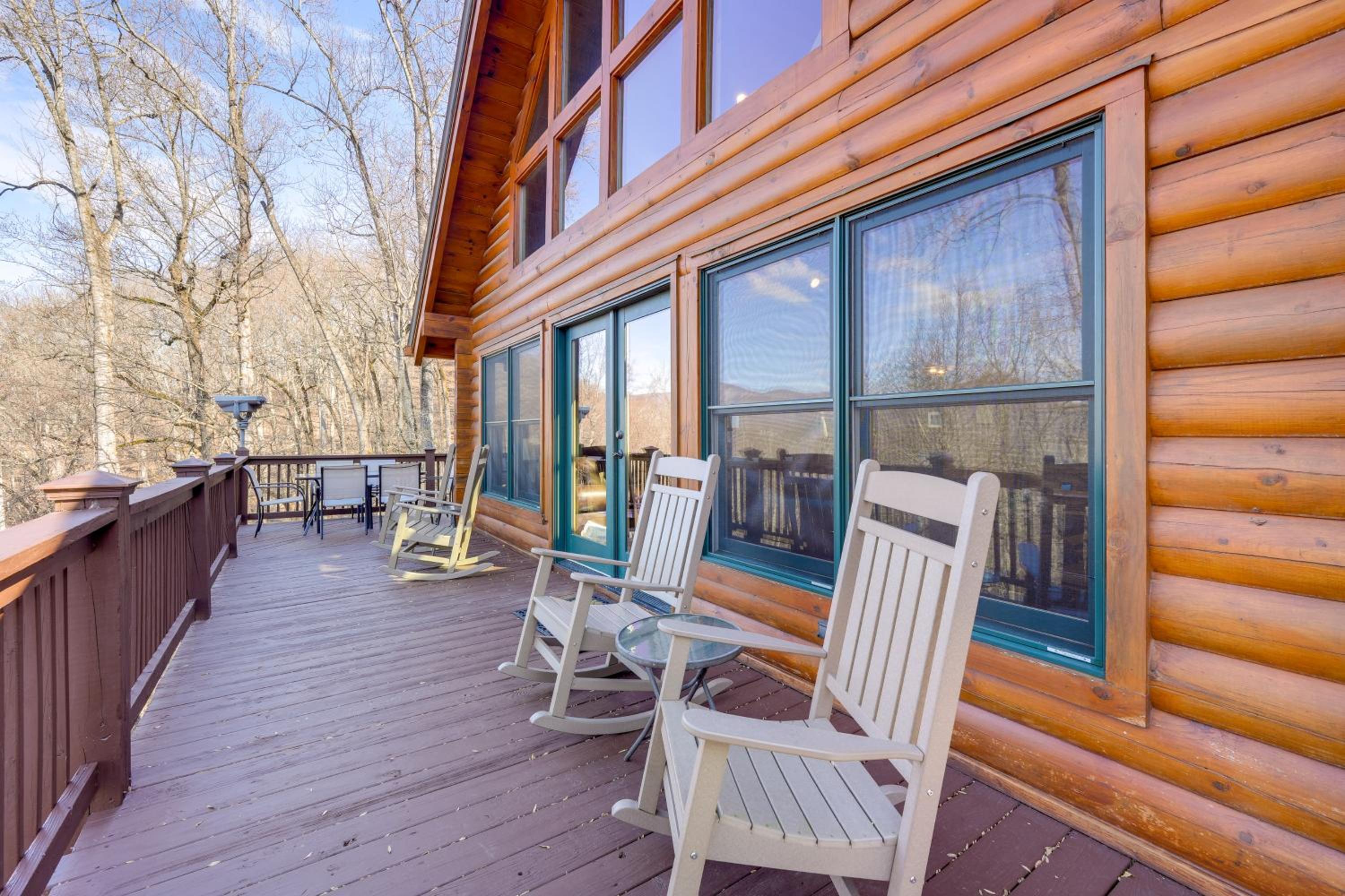 Luxe Mtn-View Cabin with Resort Perks in Jasper!