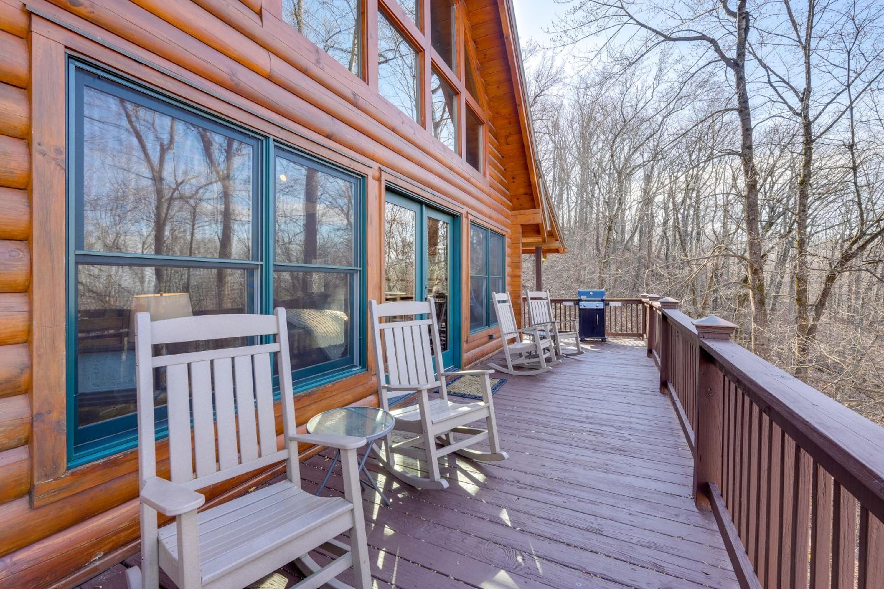 Luxe Mtn-View Cabin with Resort Perks in Jasper!