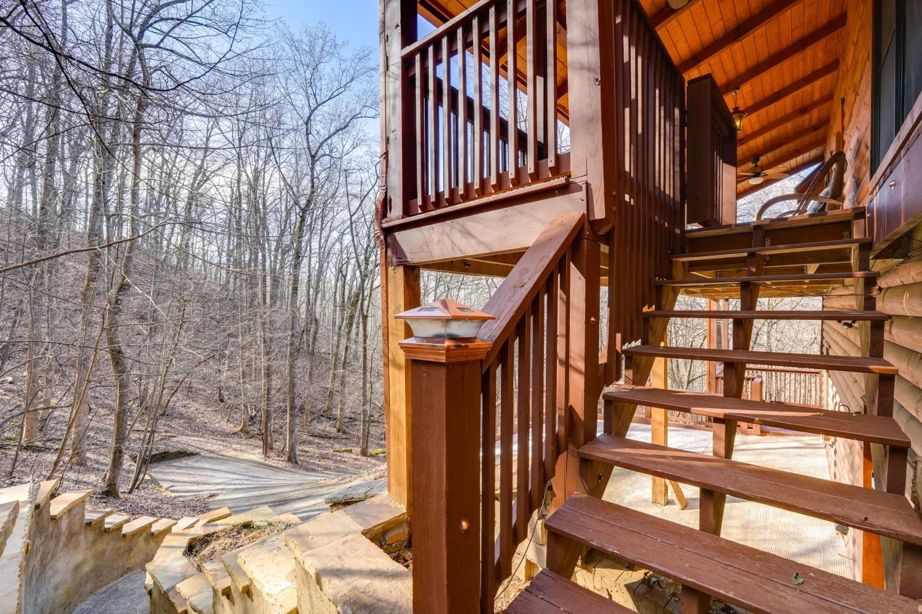 Luxe Mtn-View Cabin with Resort Perks in Jasper!