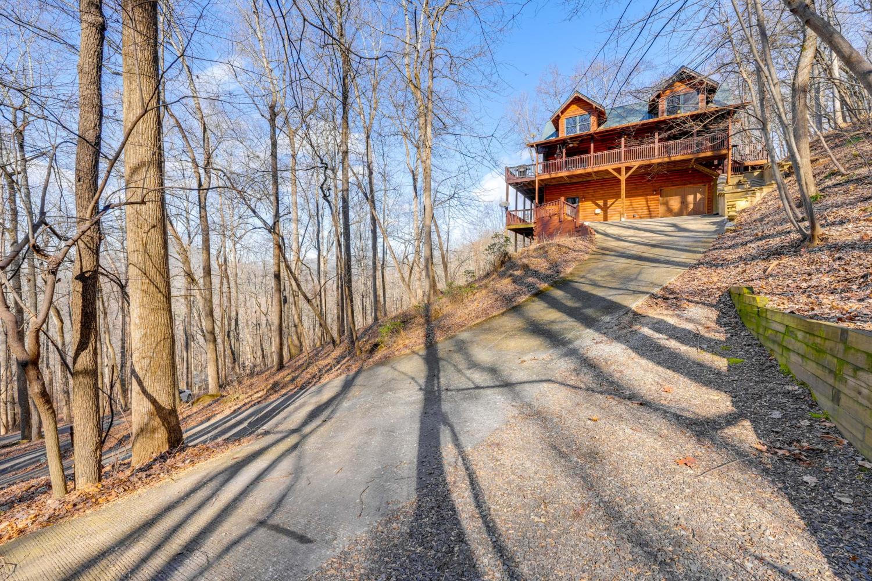 Luxe Mtn-View Cabin with Resort Perks in Jasper!
