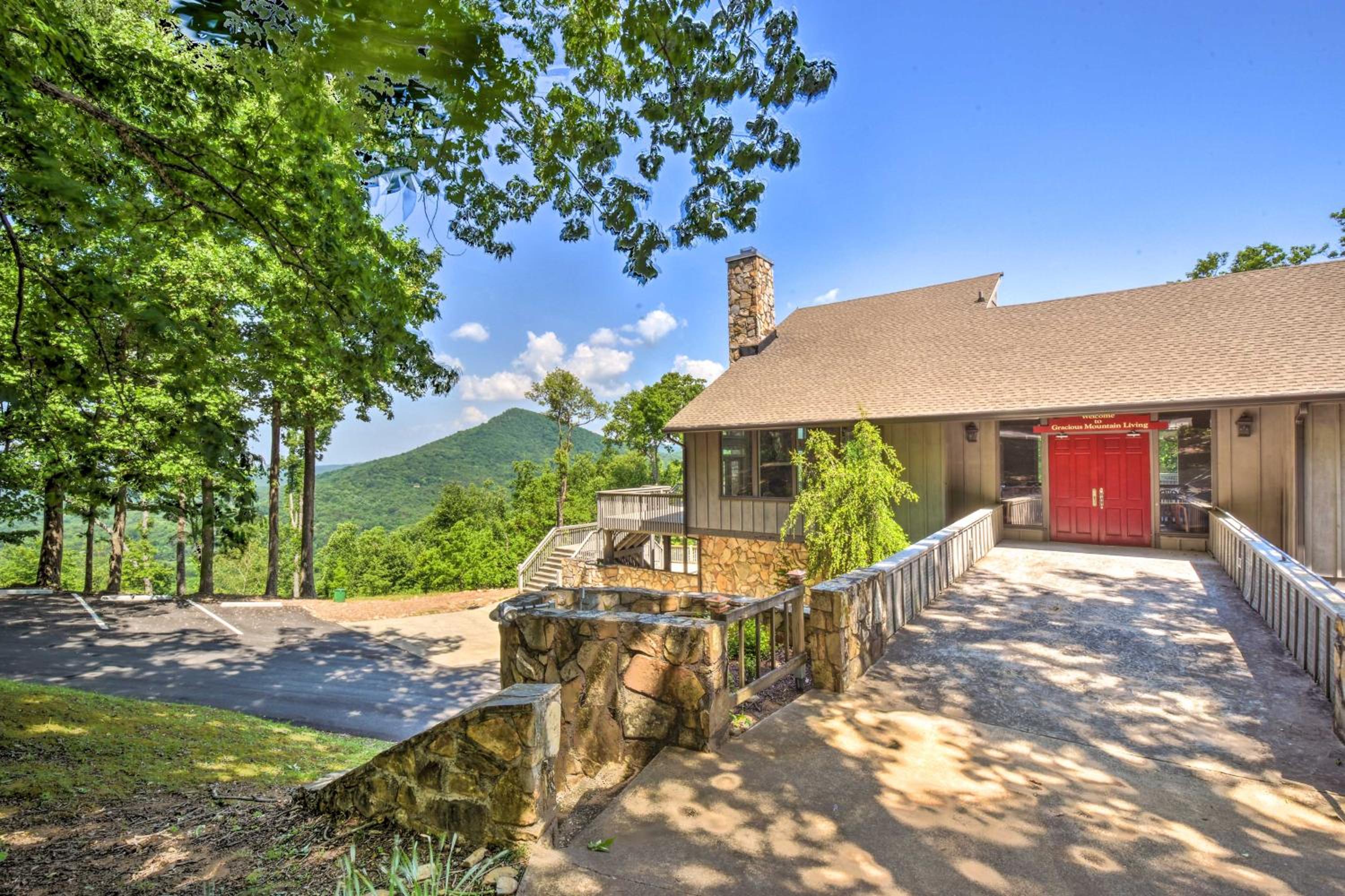 Luxe Mtn-View Cabin with Resort Perks in Jasper!