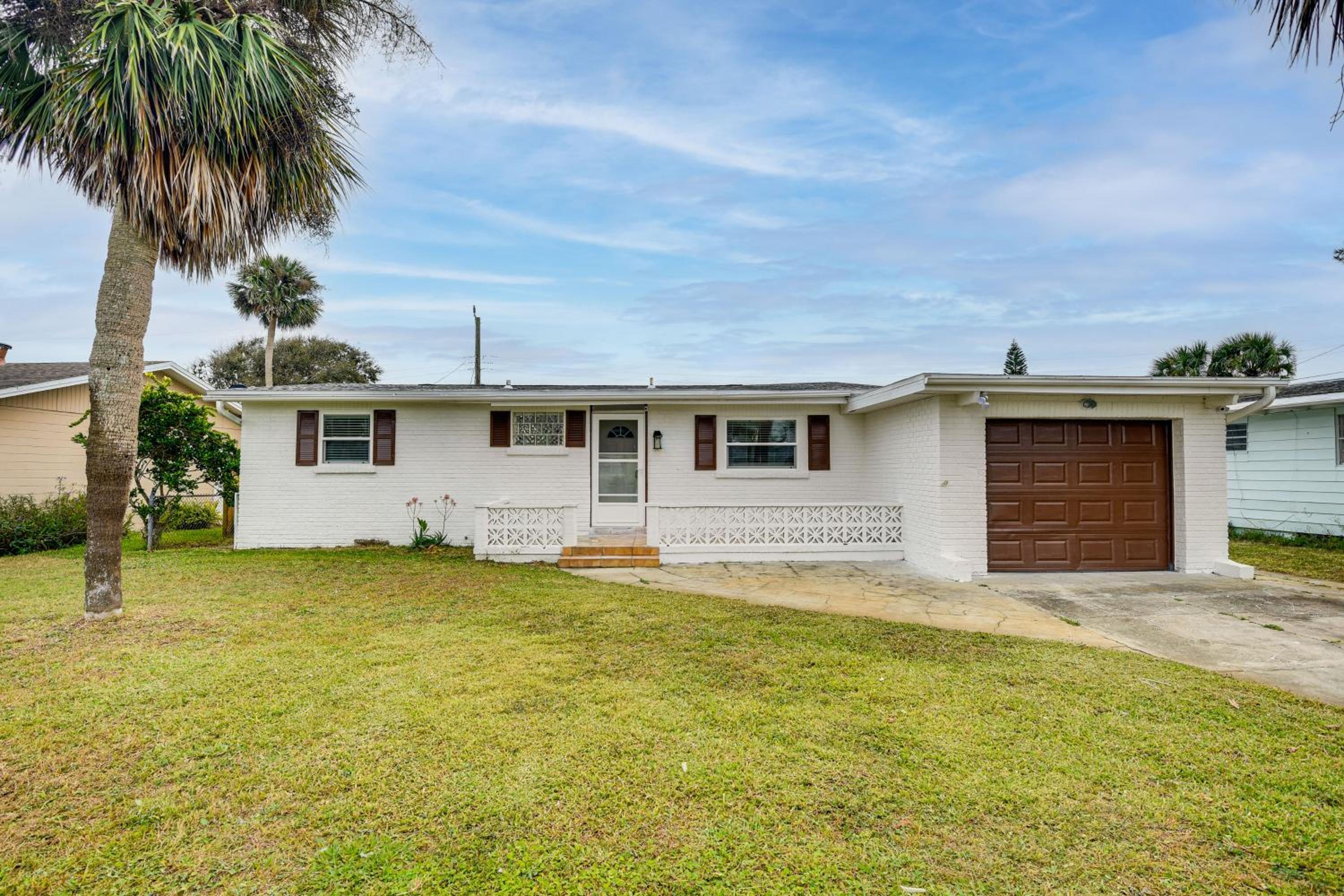 Walk to Romano Beachfront Park Airy Home with Yard