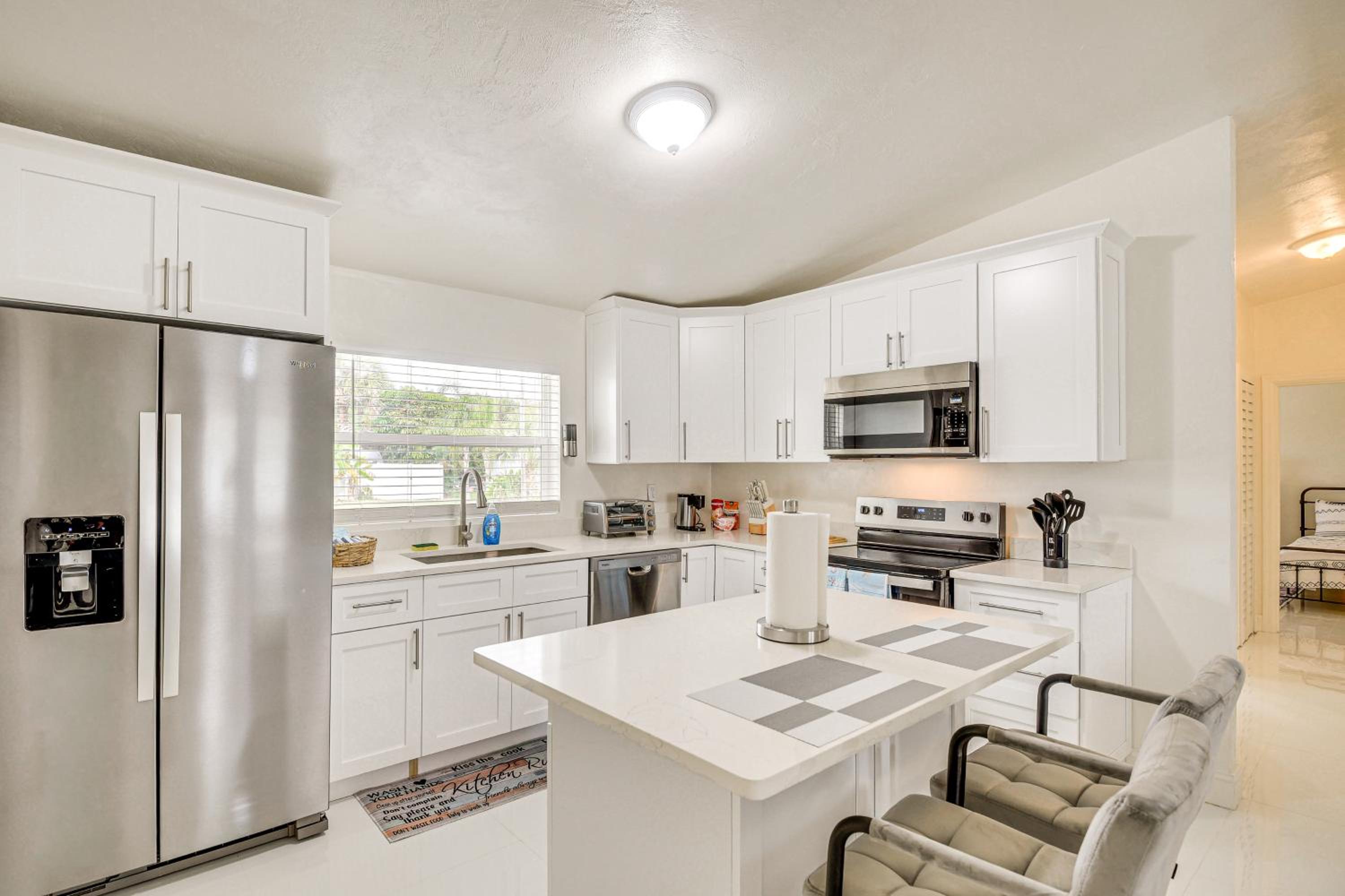 Walk to Romano Beachfront Park Airy Home with Yard
