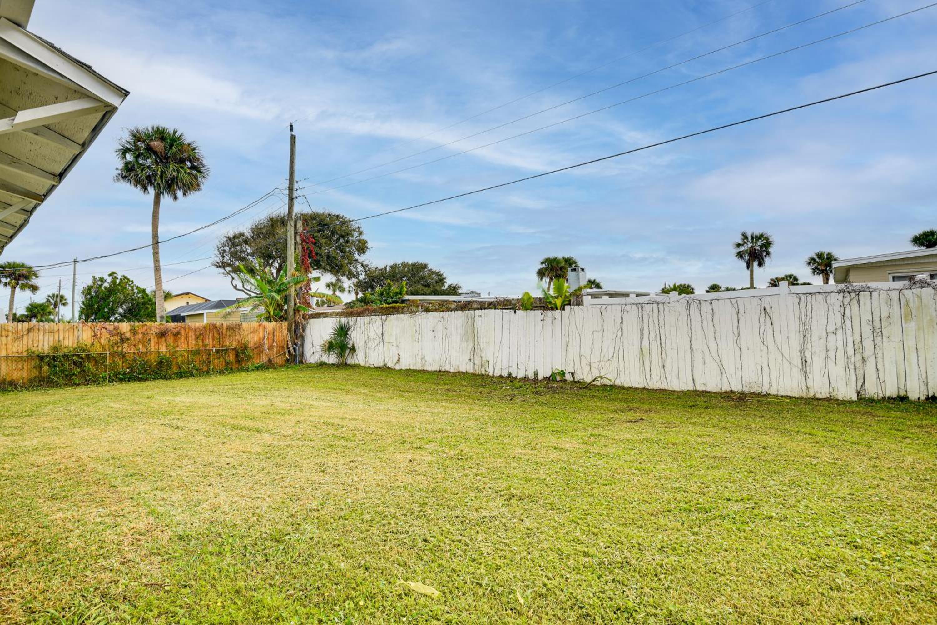 Walk to Romano Beachfront Park Airy Home with Yard
