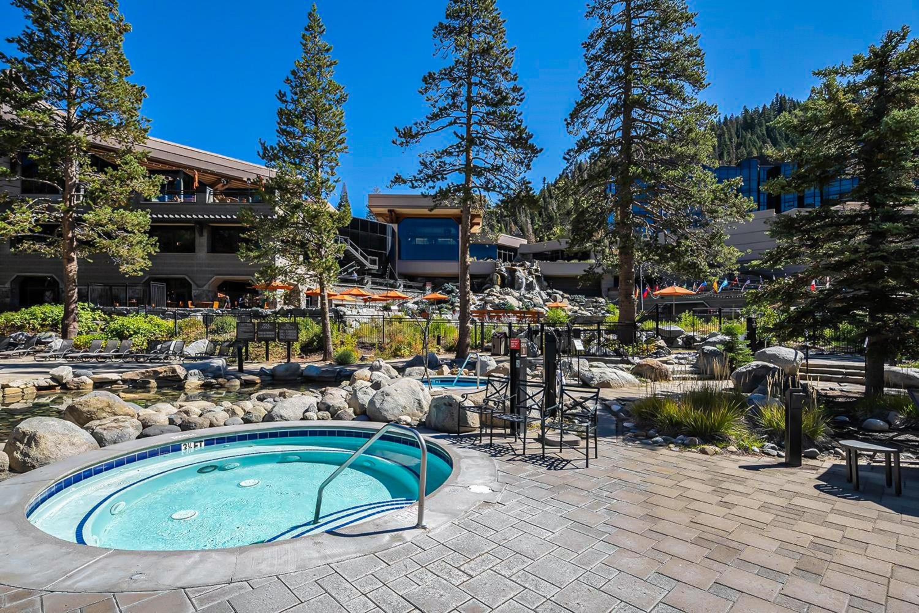 7th-Floor Everline Suite with Summer Resort Perks!