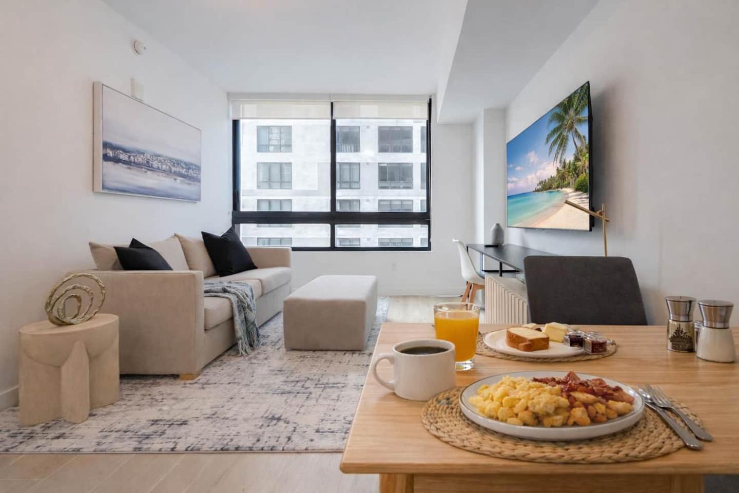 Skyline Views, Rooftop Pool & Gym Near Brickell