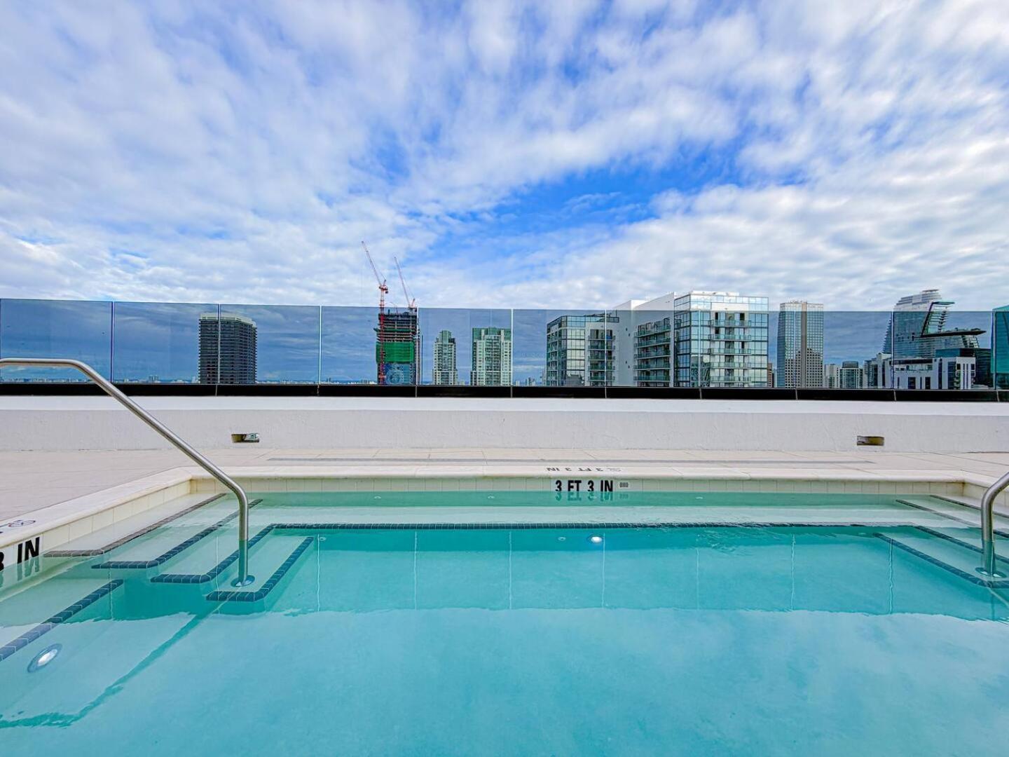 Skyline Views, Rooftop Pool & Gym Near Brickell