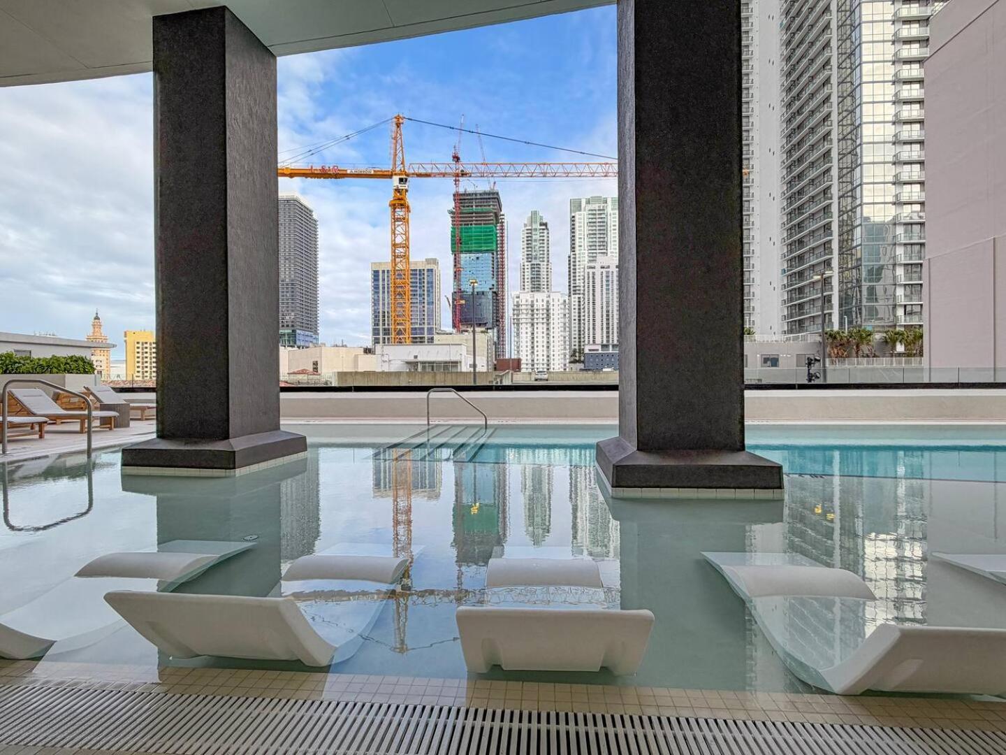Skyline Views, Rooftop Pool & Gym Near Brickell