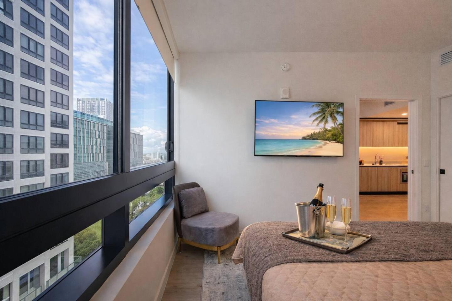 Skyline Views, Rooftop Pool & Gym Near Brickell