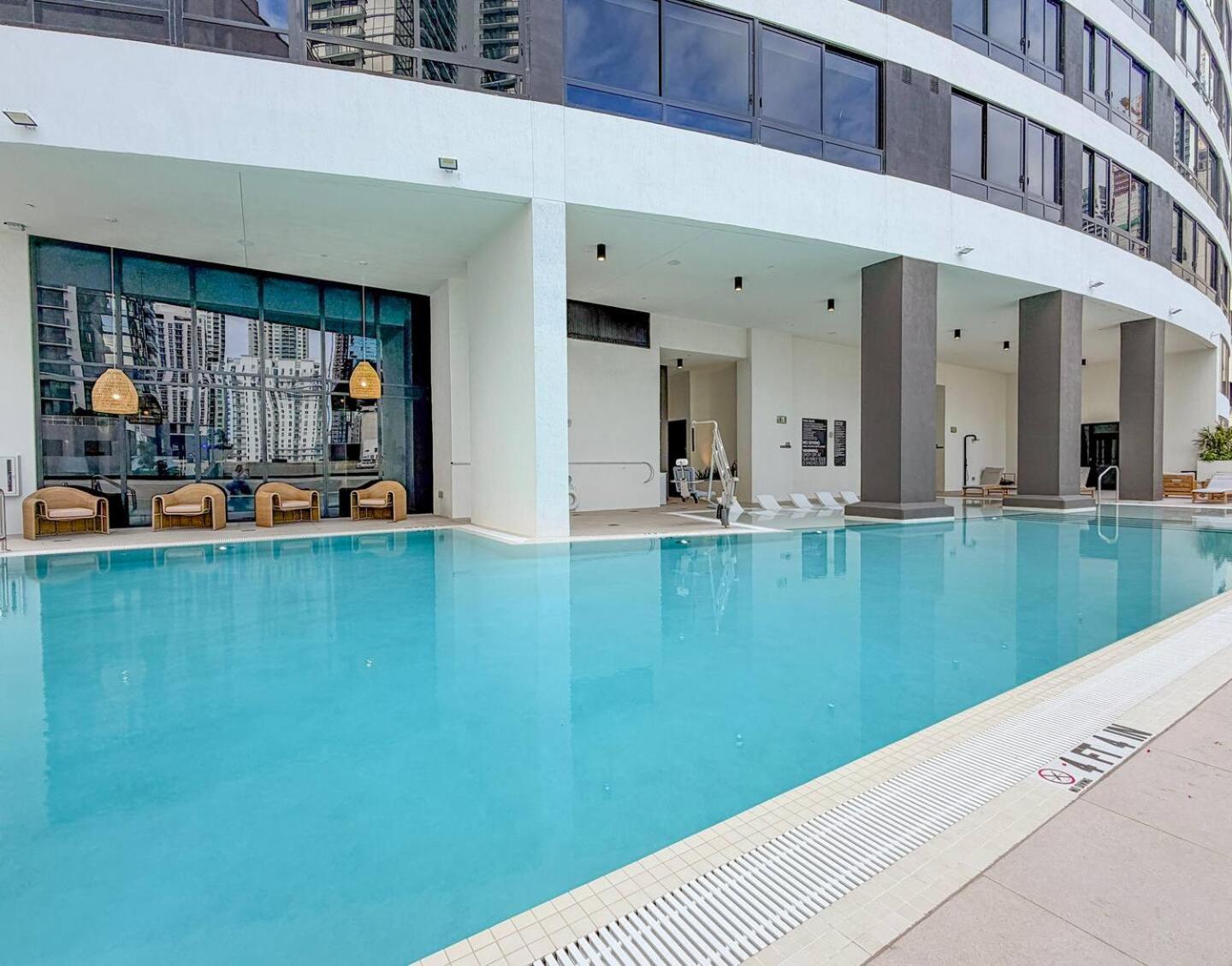 Skyline Views, Rooftop Pool & Gym Near Brickell
