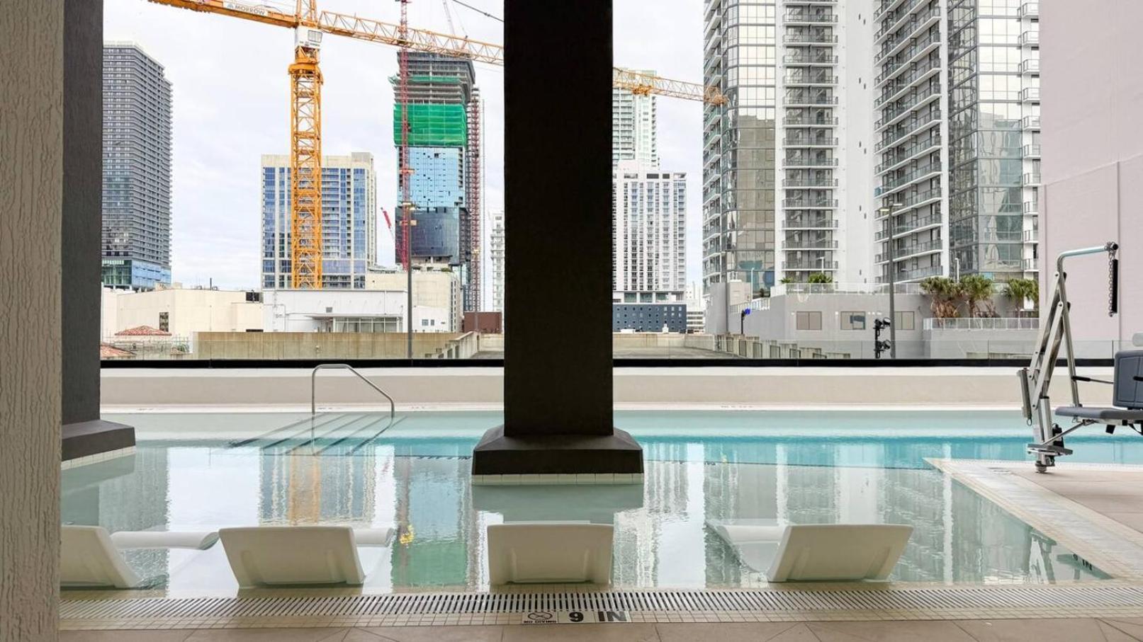 Skyline Views, Rooftop Pool & Gym Near Brickell