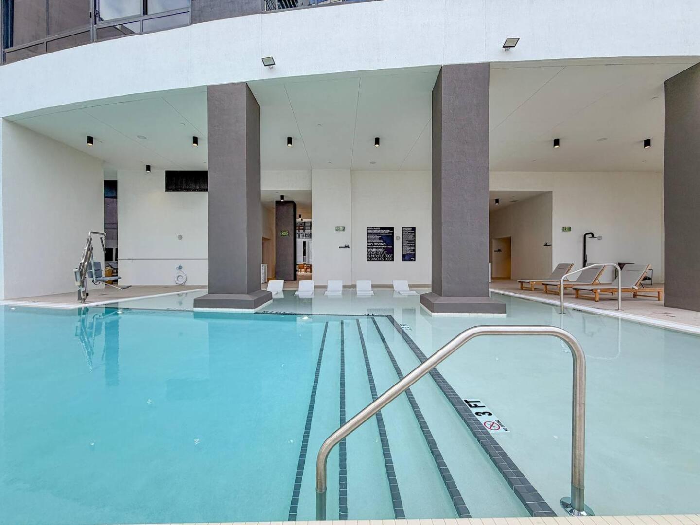 Skyline Views, Rooftop Pool & Gym Near Brickell